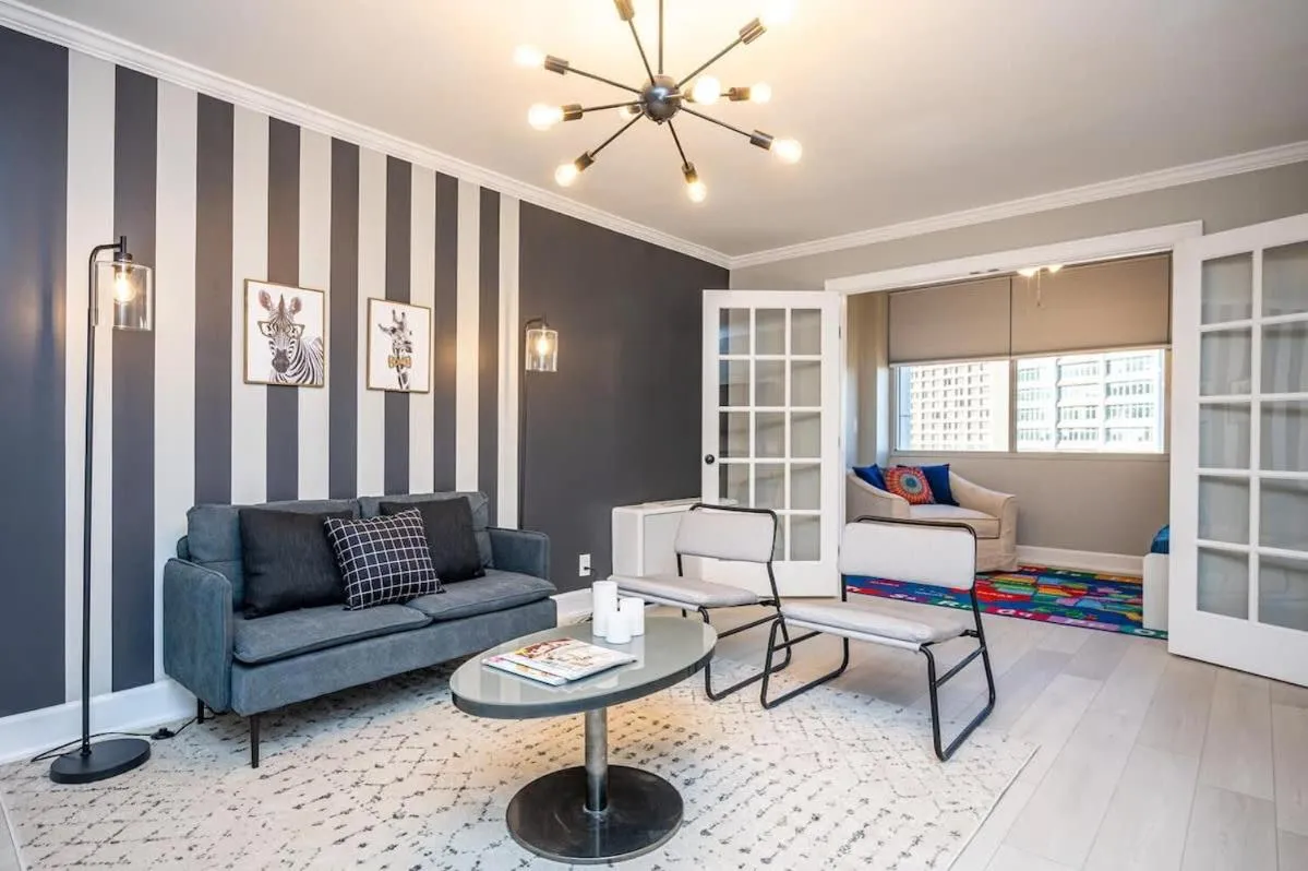 Downtown Atl Condo Onsite Parking King bed & bonus room LM1901