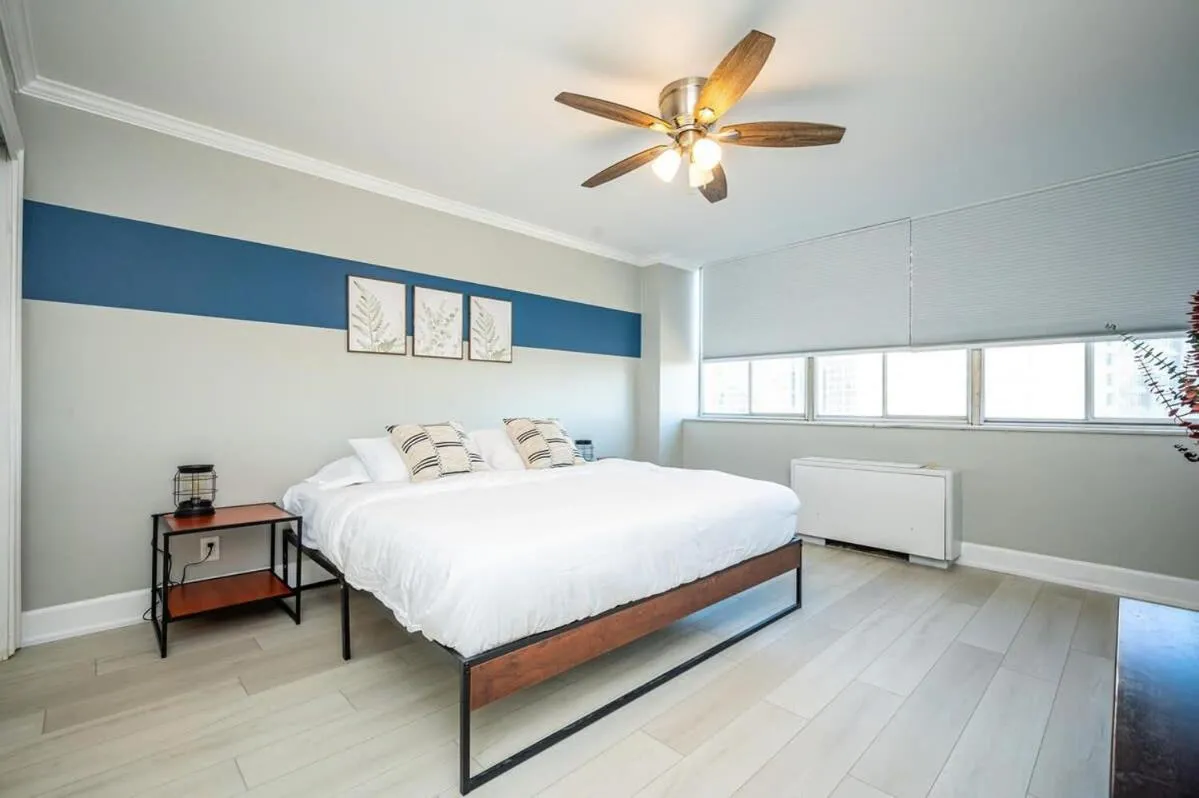 Bed in Downtown Atl Condo Onsite Parking King bed & bonus room LM1901