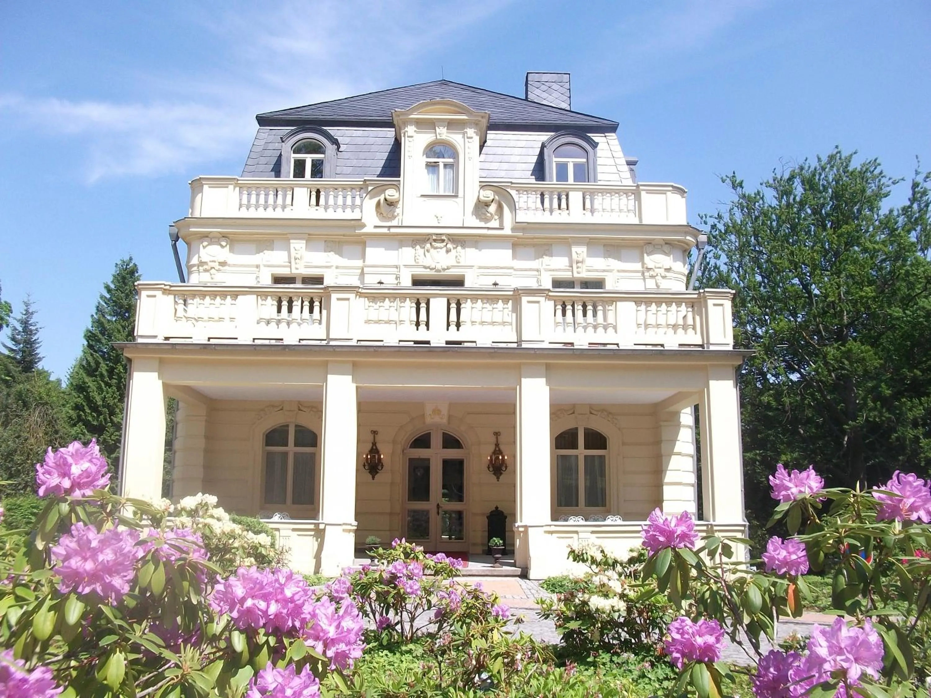 Property building in Villa Bleichröder