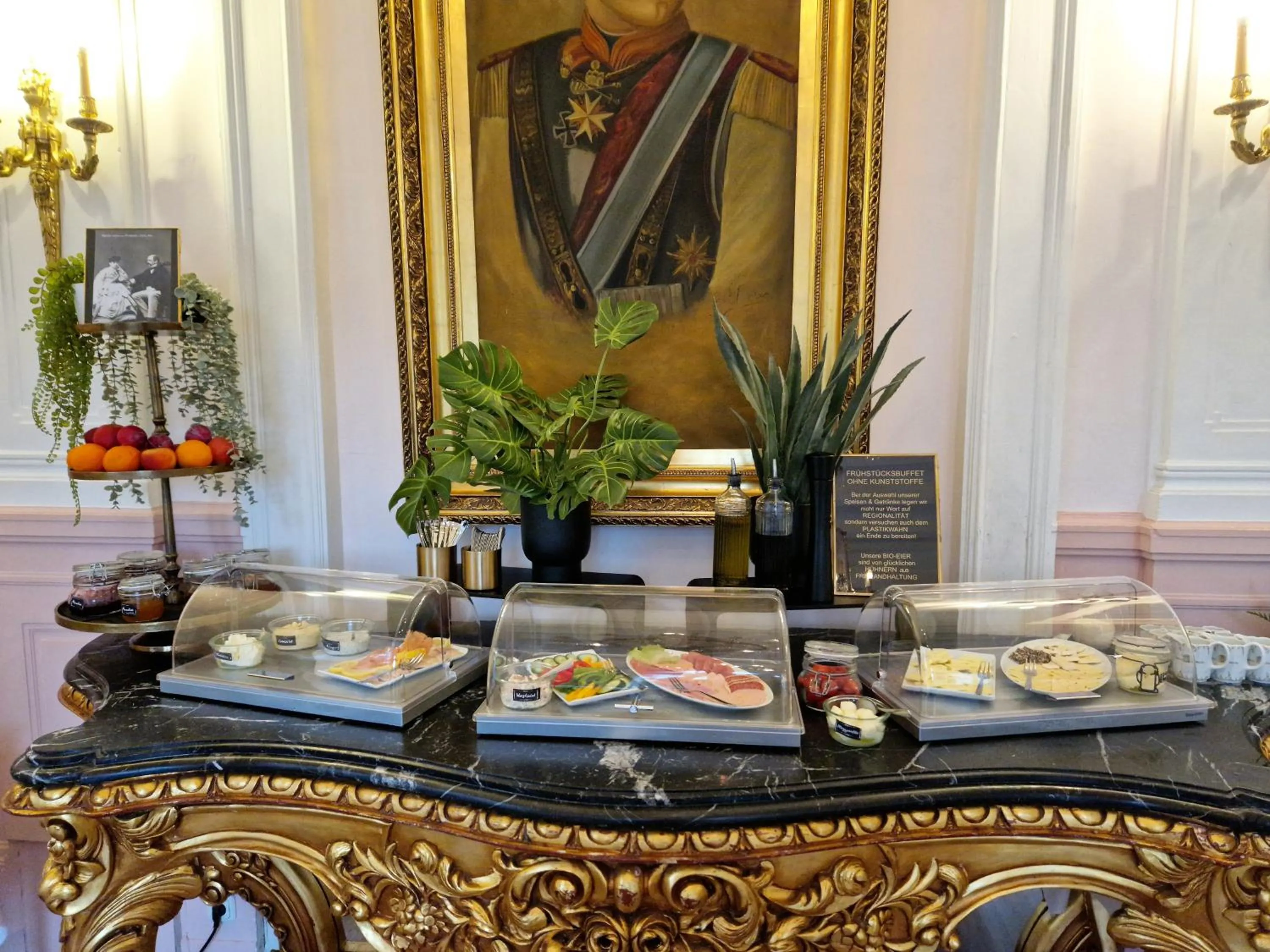 Buffet breakfast in Villa Bleichröder