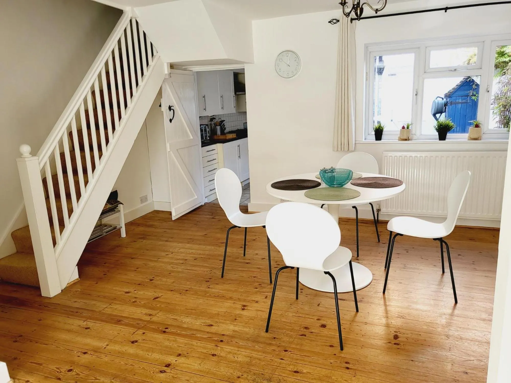 Dining area in Pebble Cottage