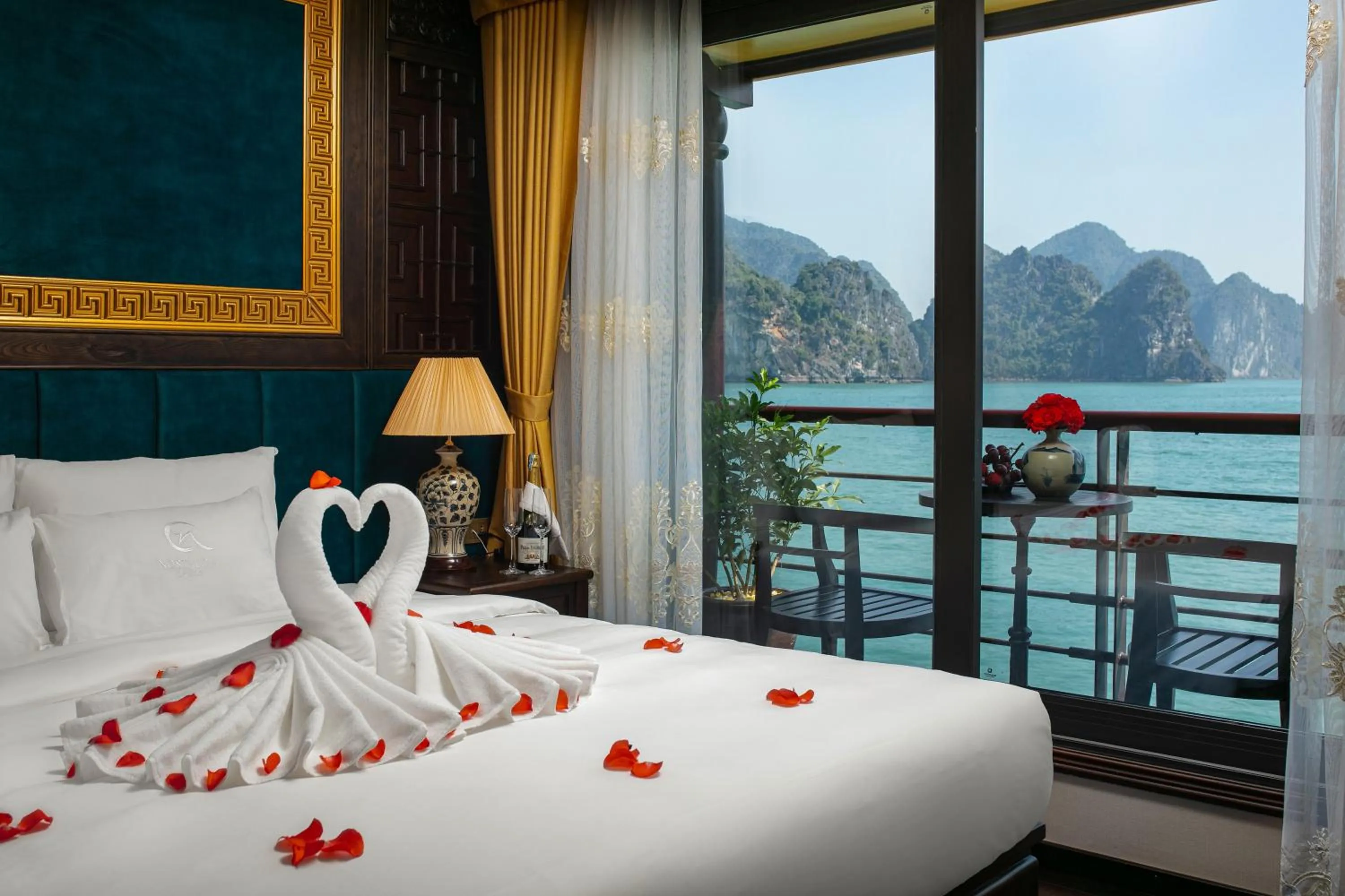Balcony/Terrace, Bed in Nostalgia Halong Cruise