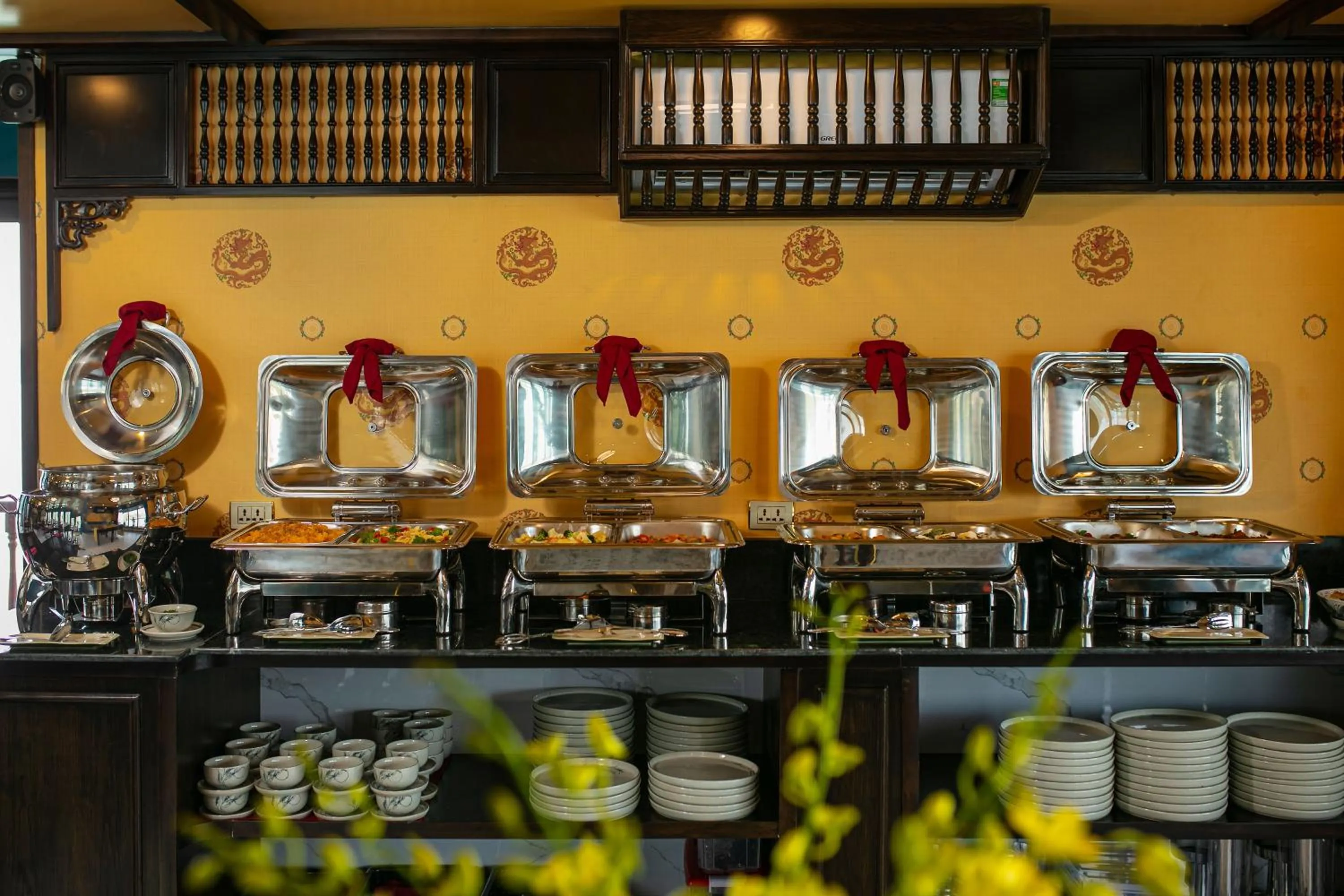 Food and drinks in Nostalgia Halong Cruise