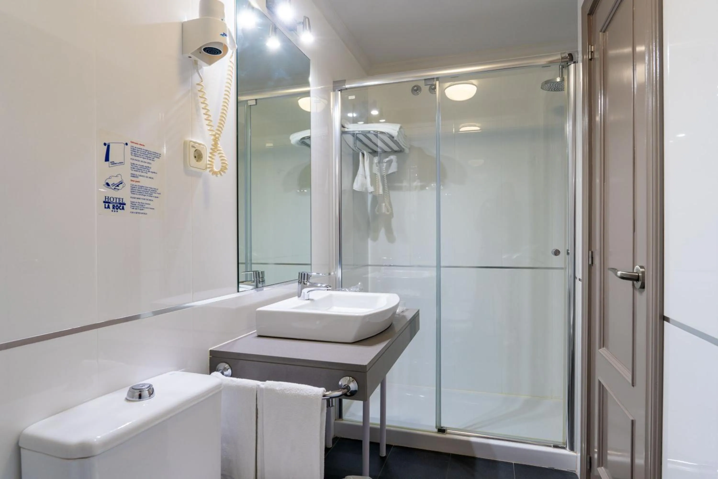 Shower in Chateau La Roca