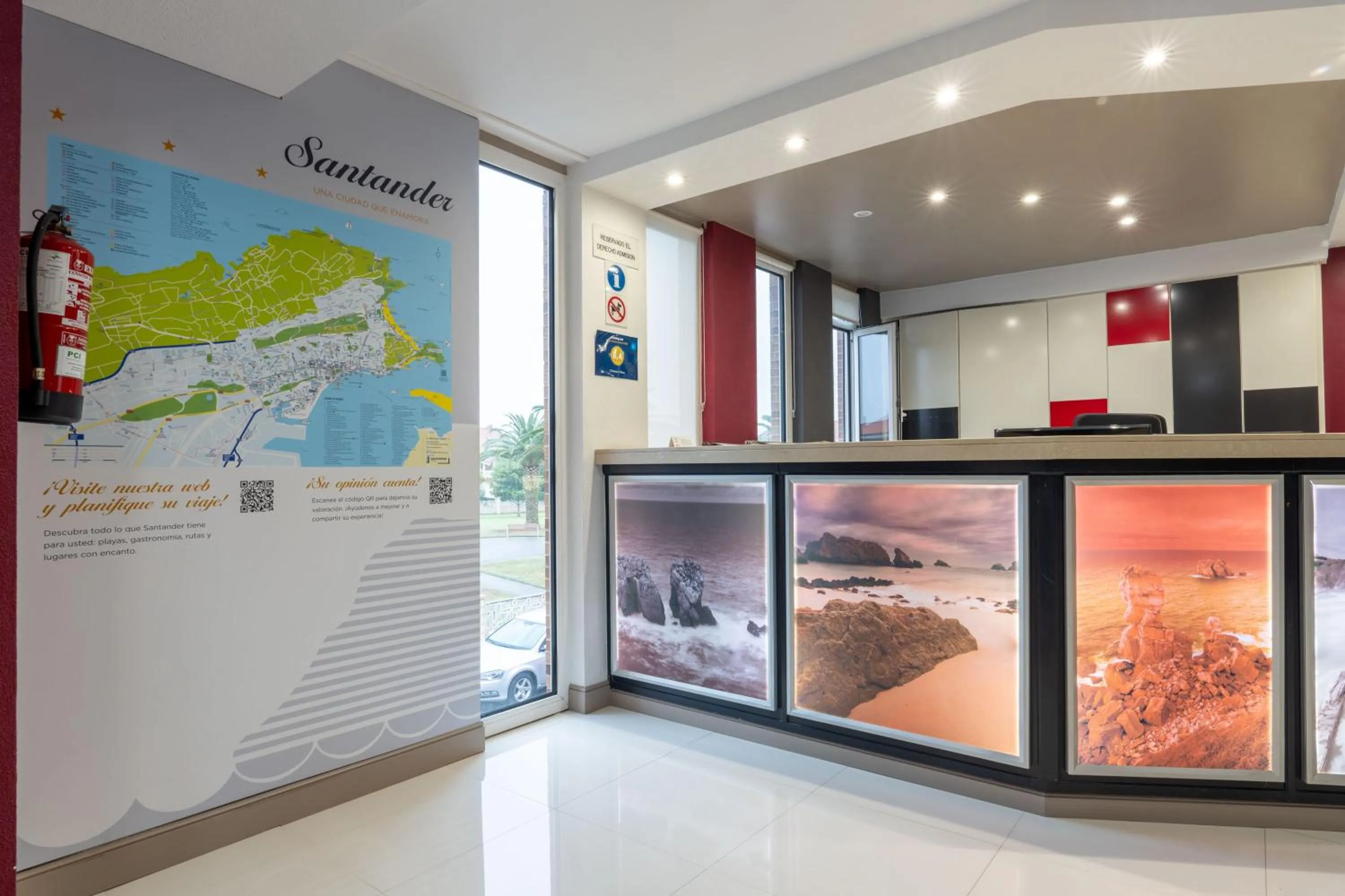 Communal lounge/ TV room in Chateau La Roca