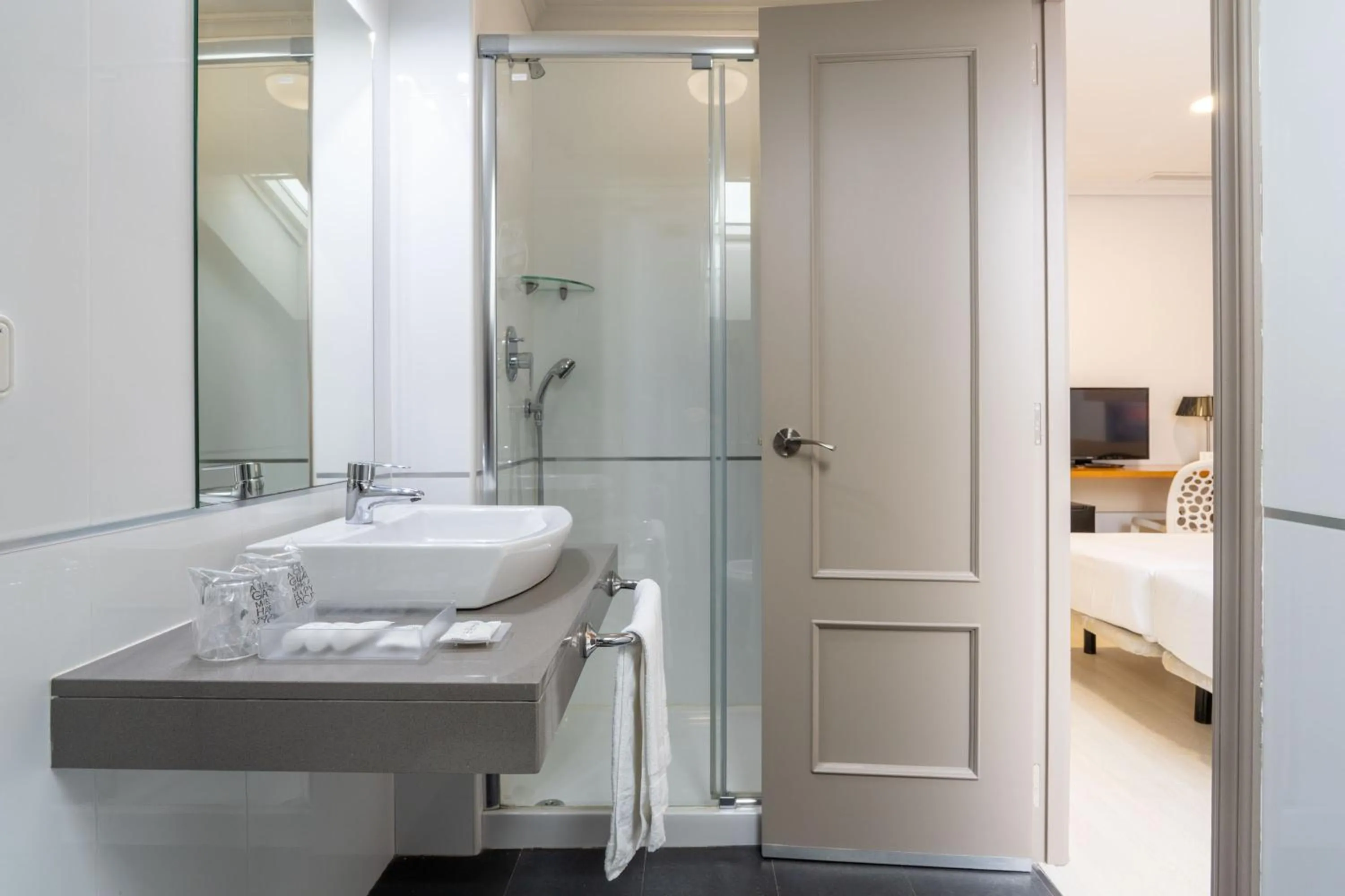 Bathroom, Bed in Chateau La Roca
