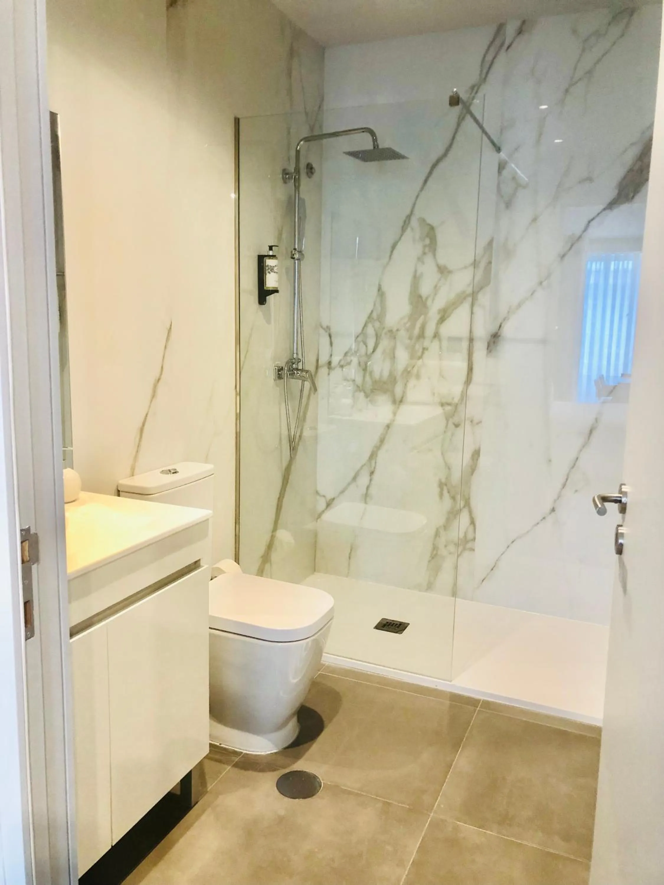 Shower in YOUROPO - Downtown