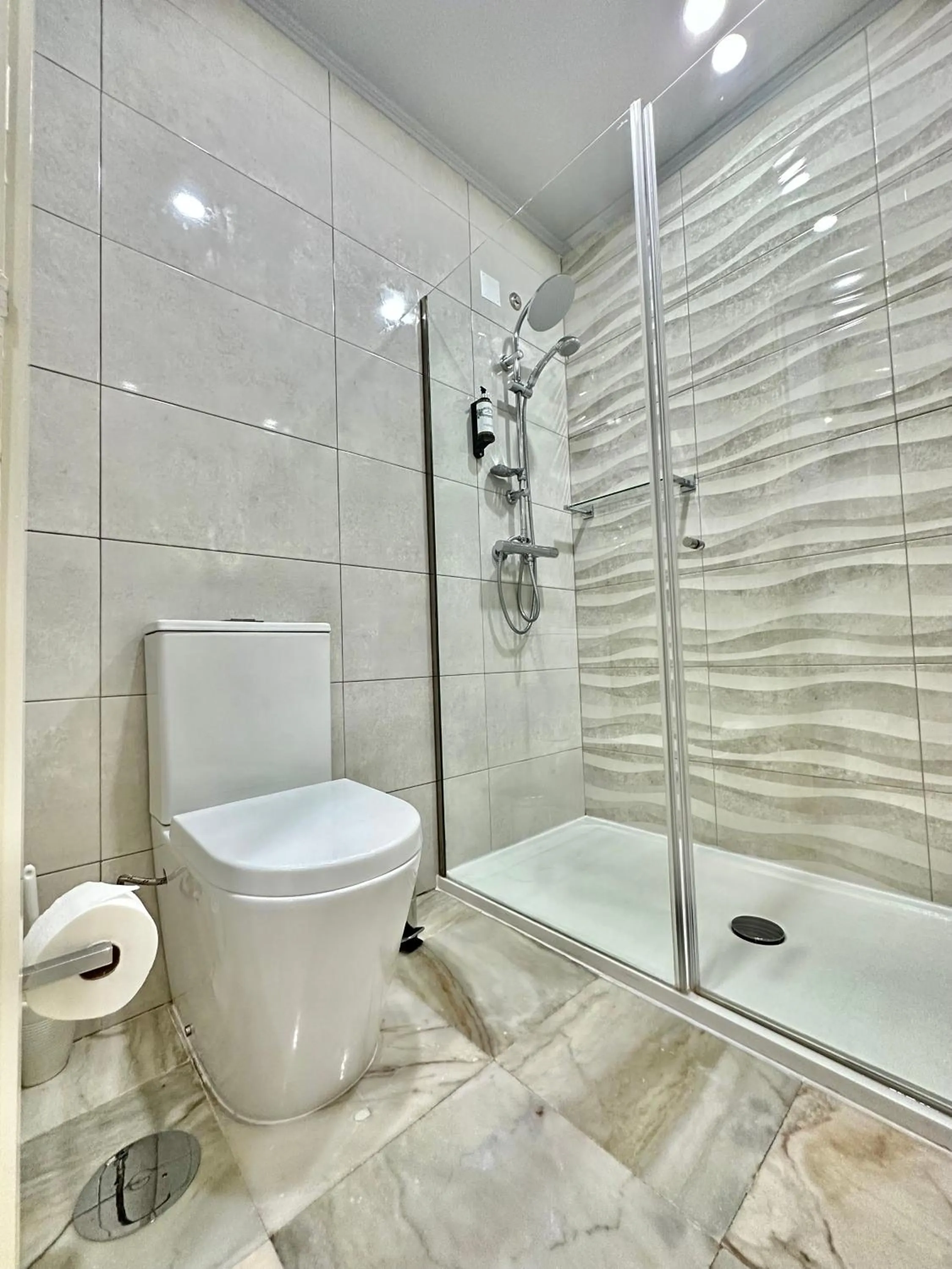 Shower in YOUROPO - Downtown