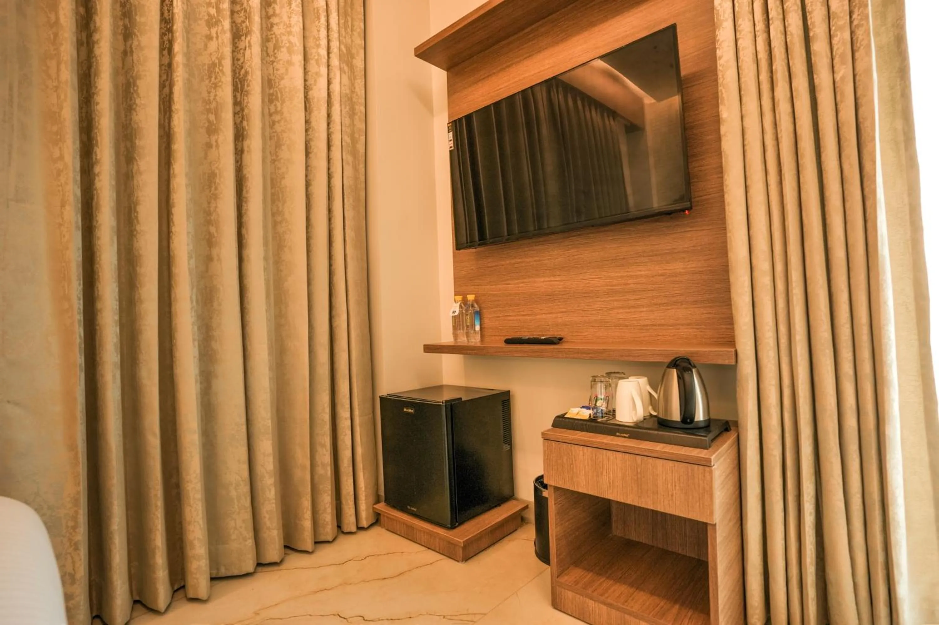 Communal lounge/ TV room in Hotel Rj