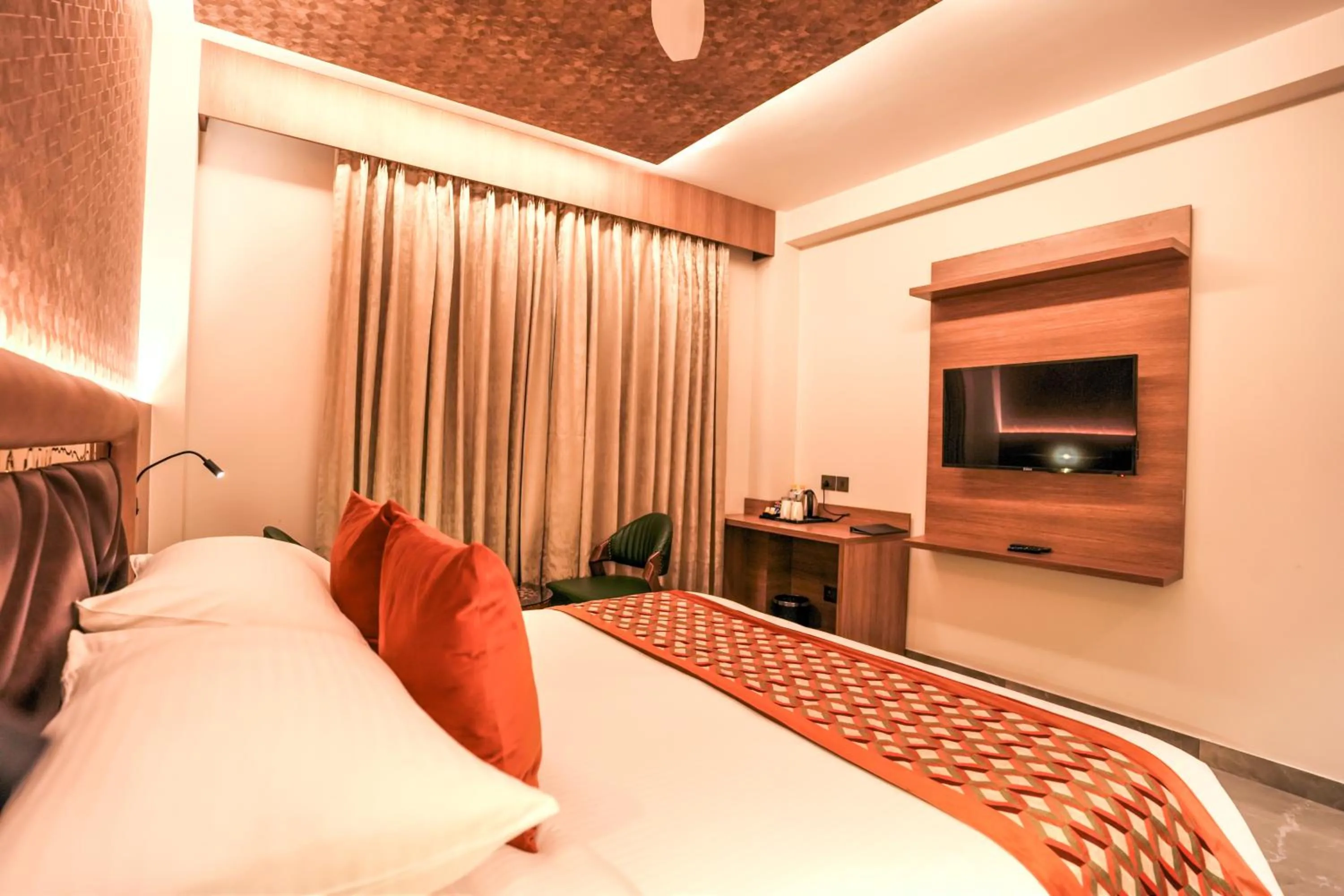 Communal lounge/ TV room, Bed in Hotel Rj