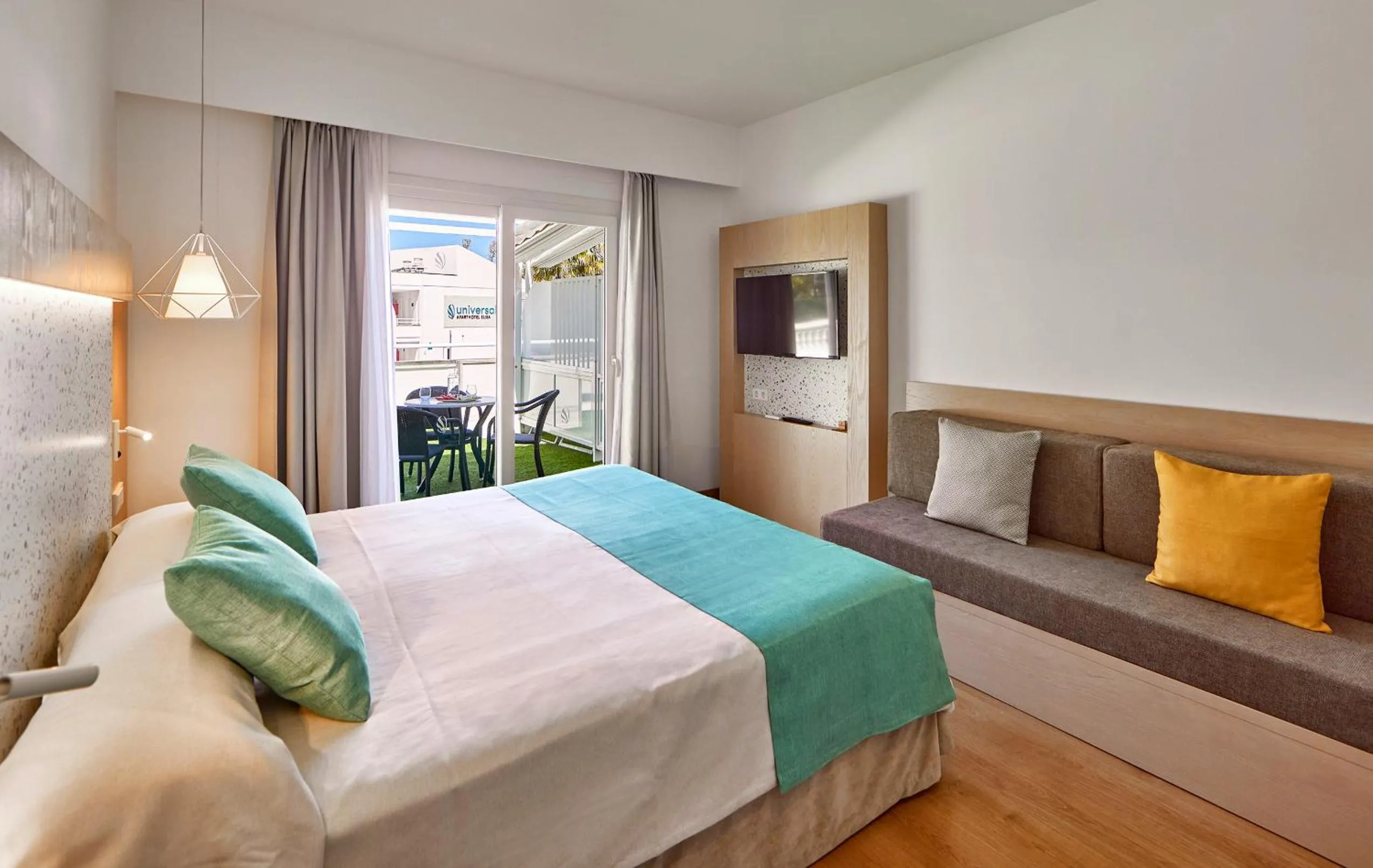 Bed in Universal Aparthotel Elisa