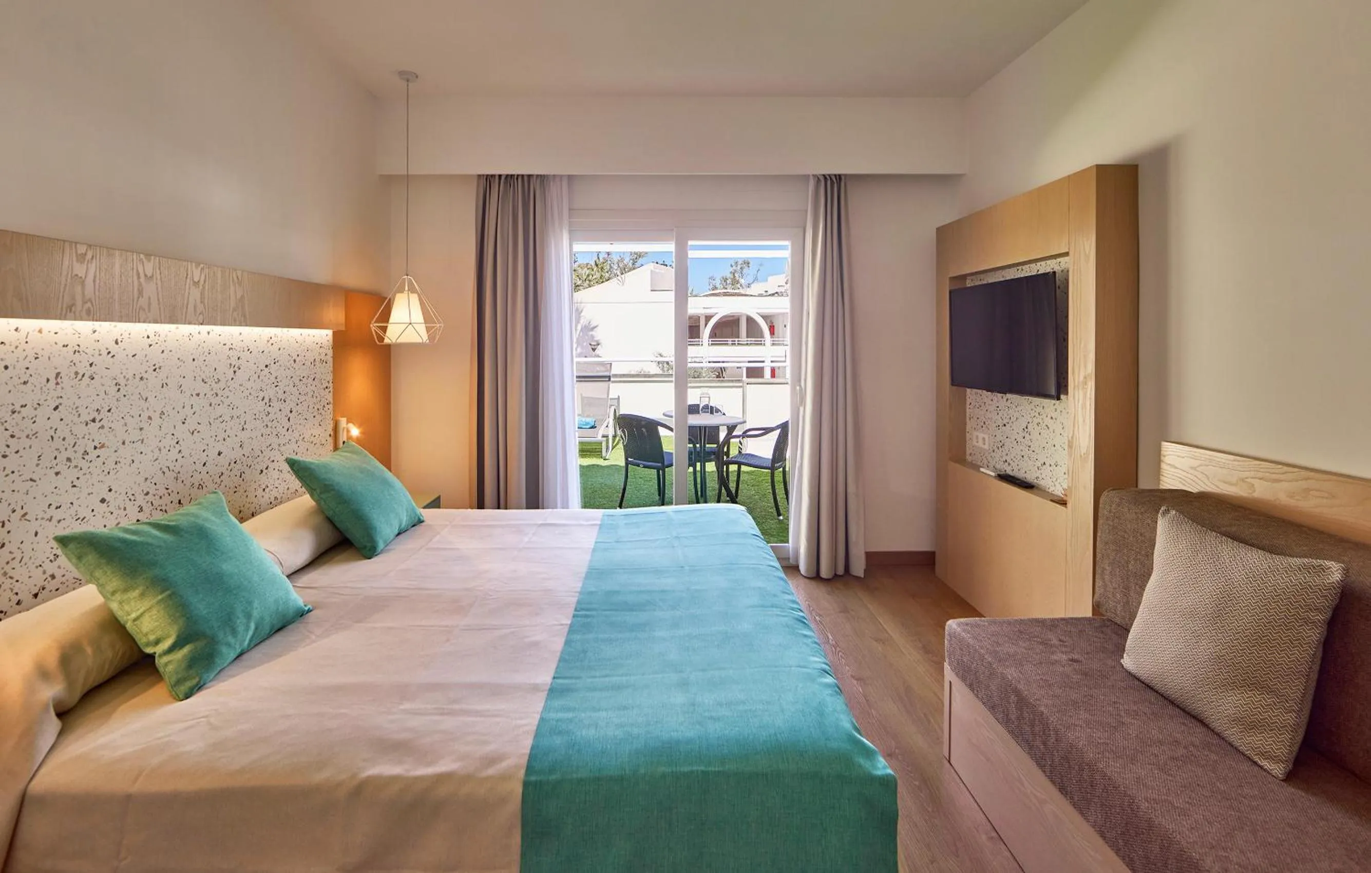 Photo of the whole room, Bed in Universal Aparthotel Elisa