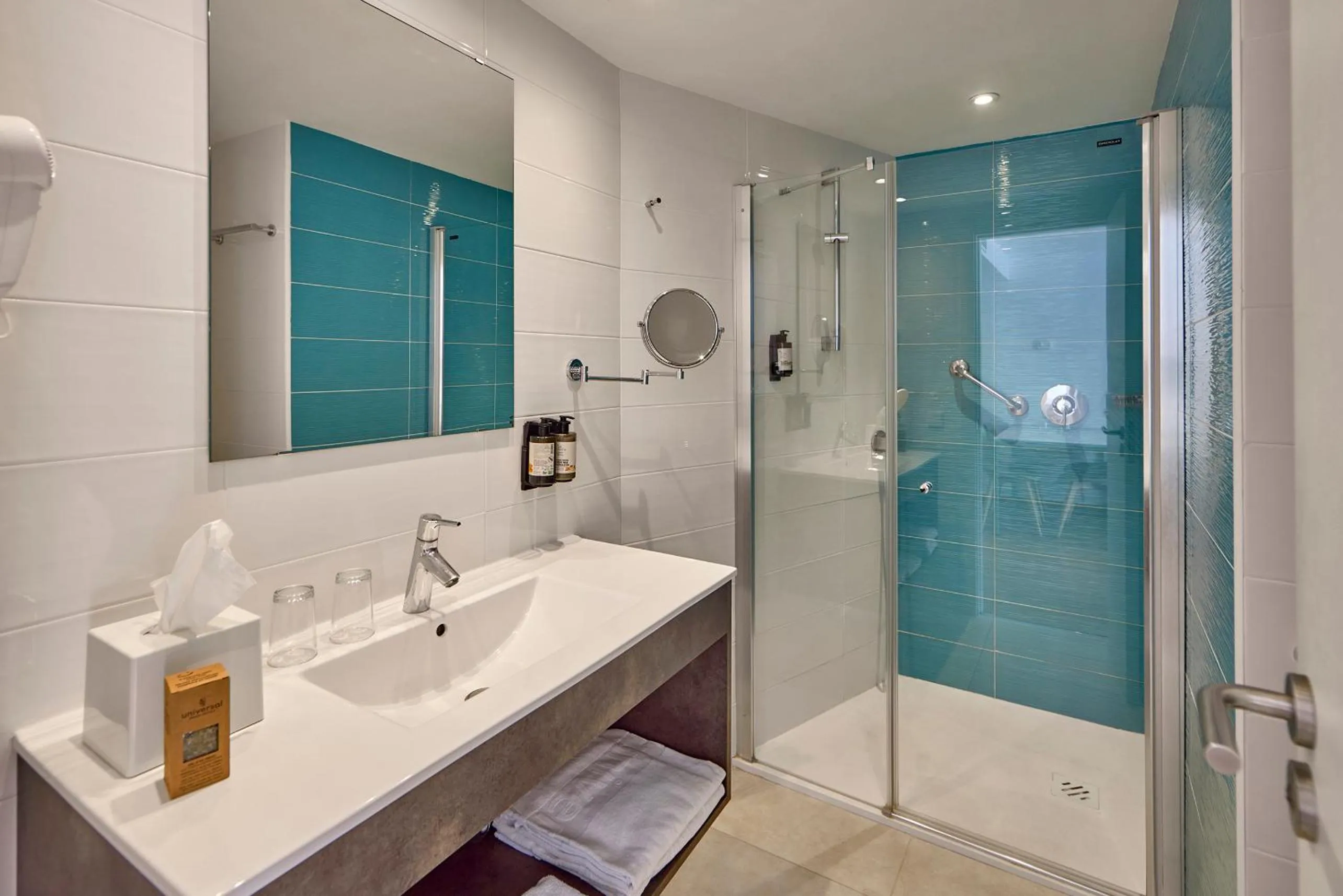 Shower in Universal Aparthotel Elisa