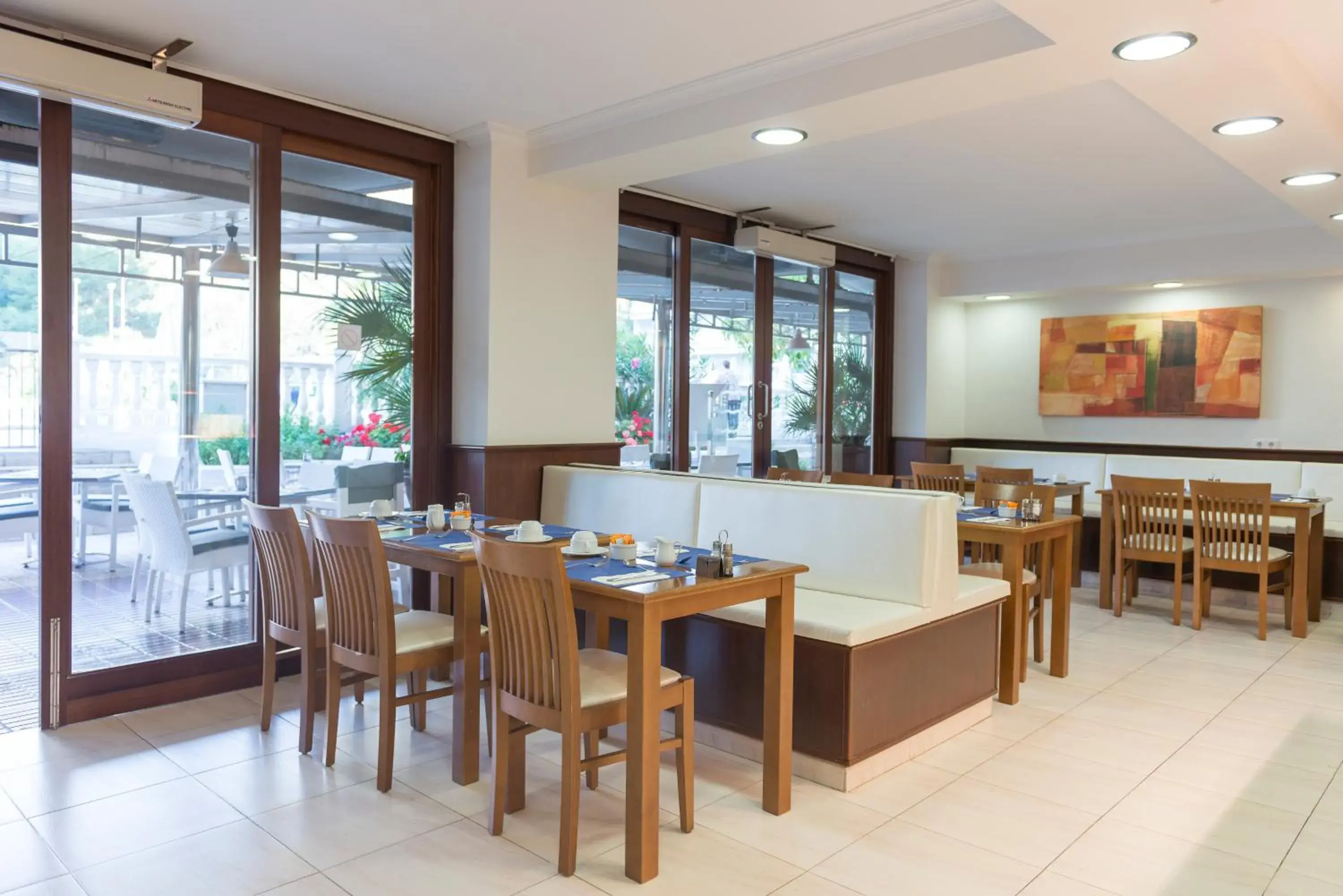 Restaurant/places to eat in Apartamentos Siesta I Restaurant/places to eat in Apartamentos Siesta I