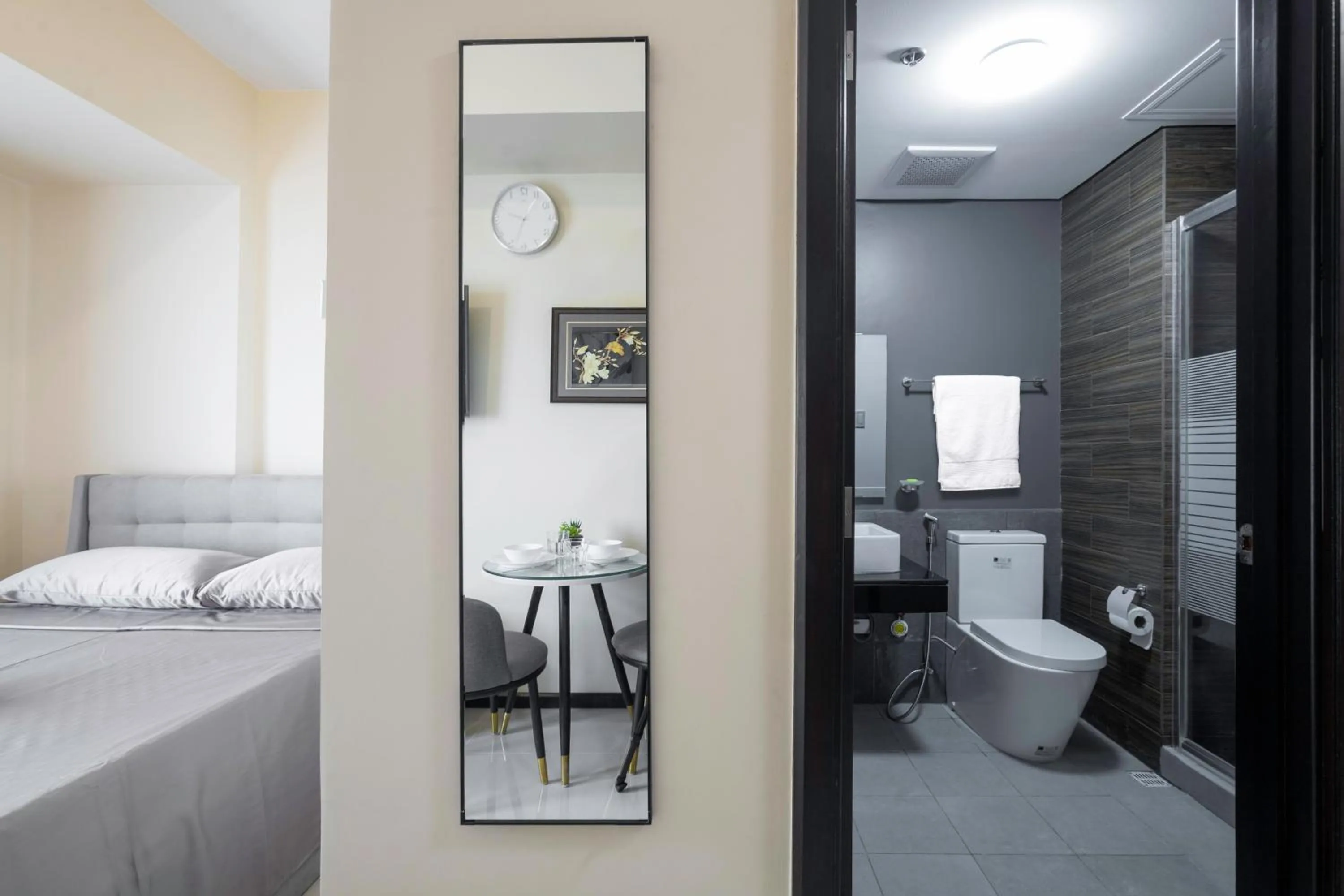 Bathroom, Bed in The Radiance Manila Bay