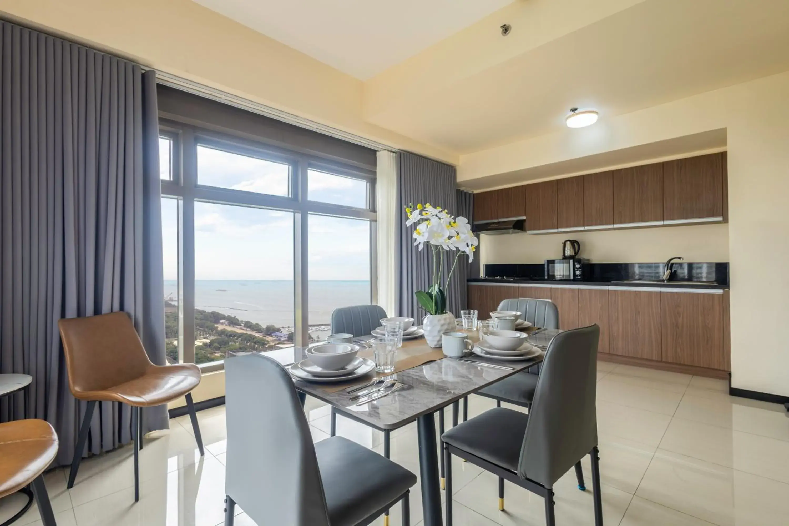 Two-Bedroom Apartment with Bay View in The Radiance Manila Bay Two-Bedroom Apartment with Bay View in The Radiance Manila Bay
