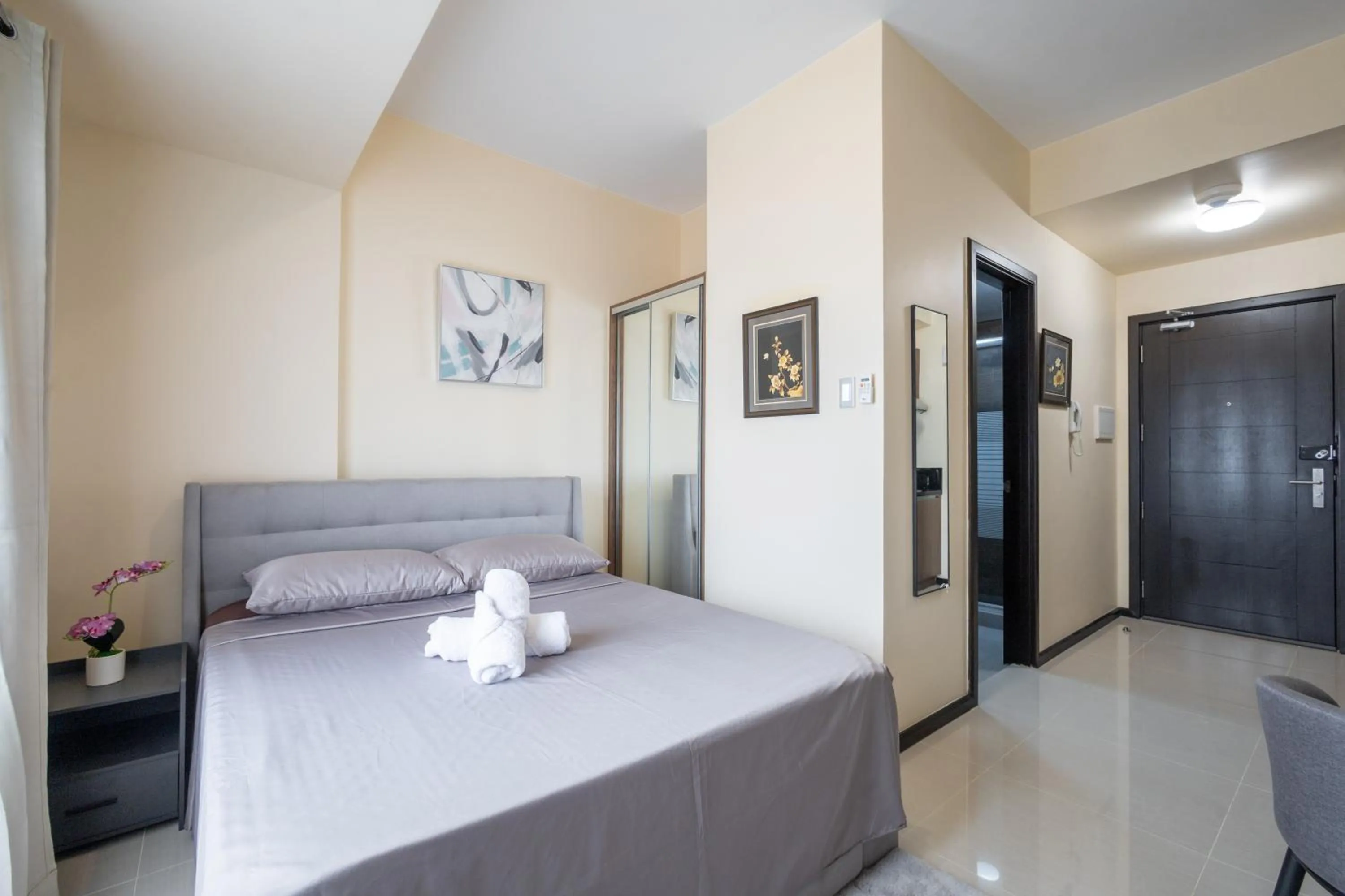 Bedroom, Bed in The Radiance Manila Bay