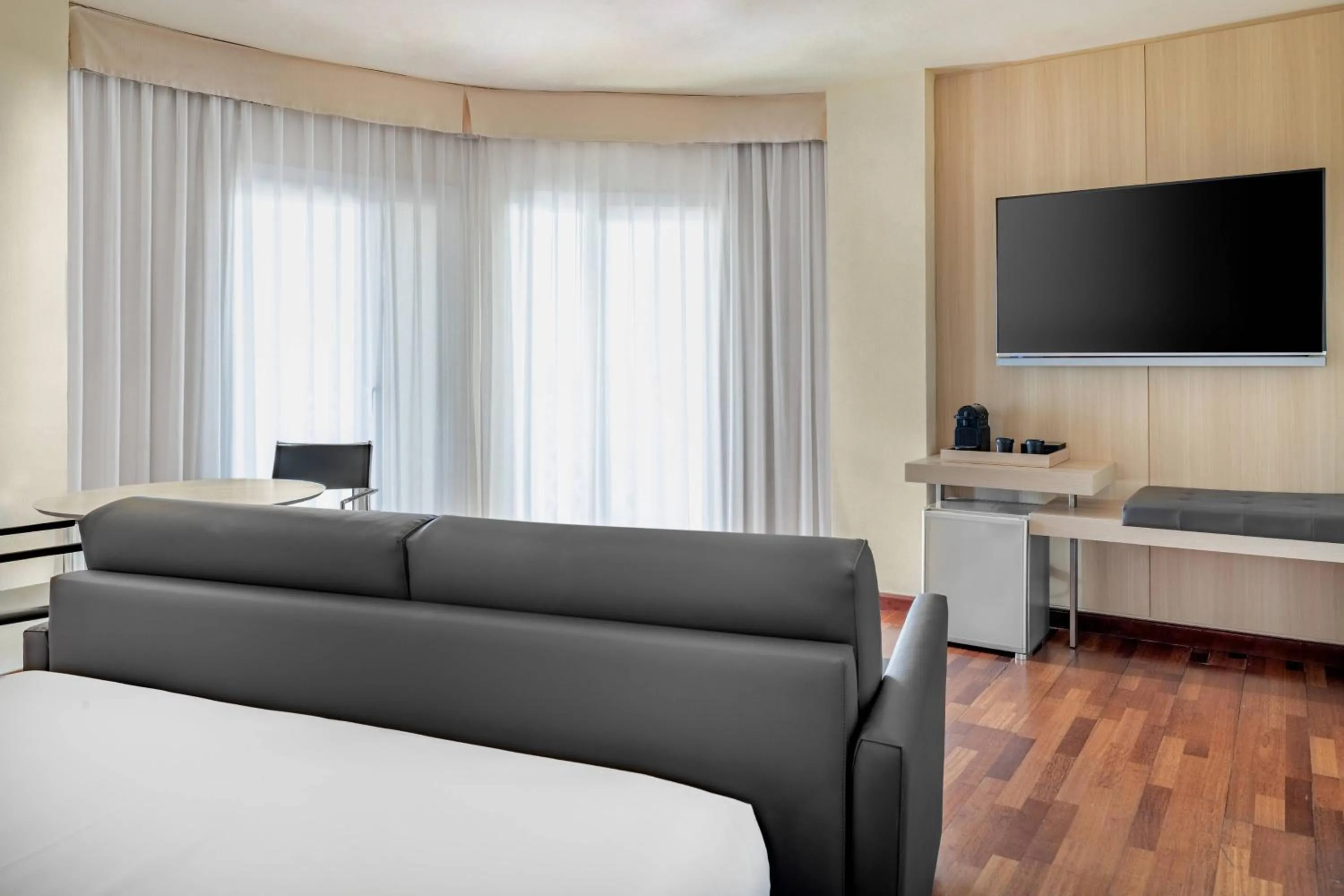 Photo of the whole room in AC Hotel La Línea by Marriott