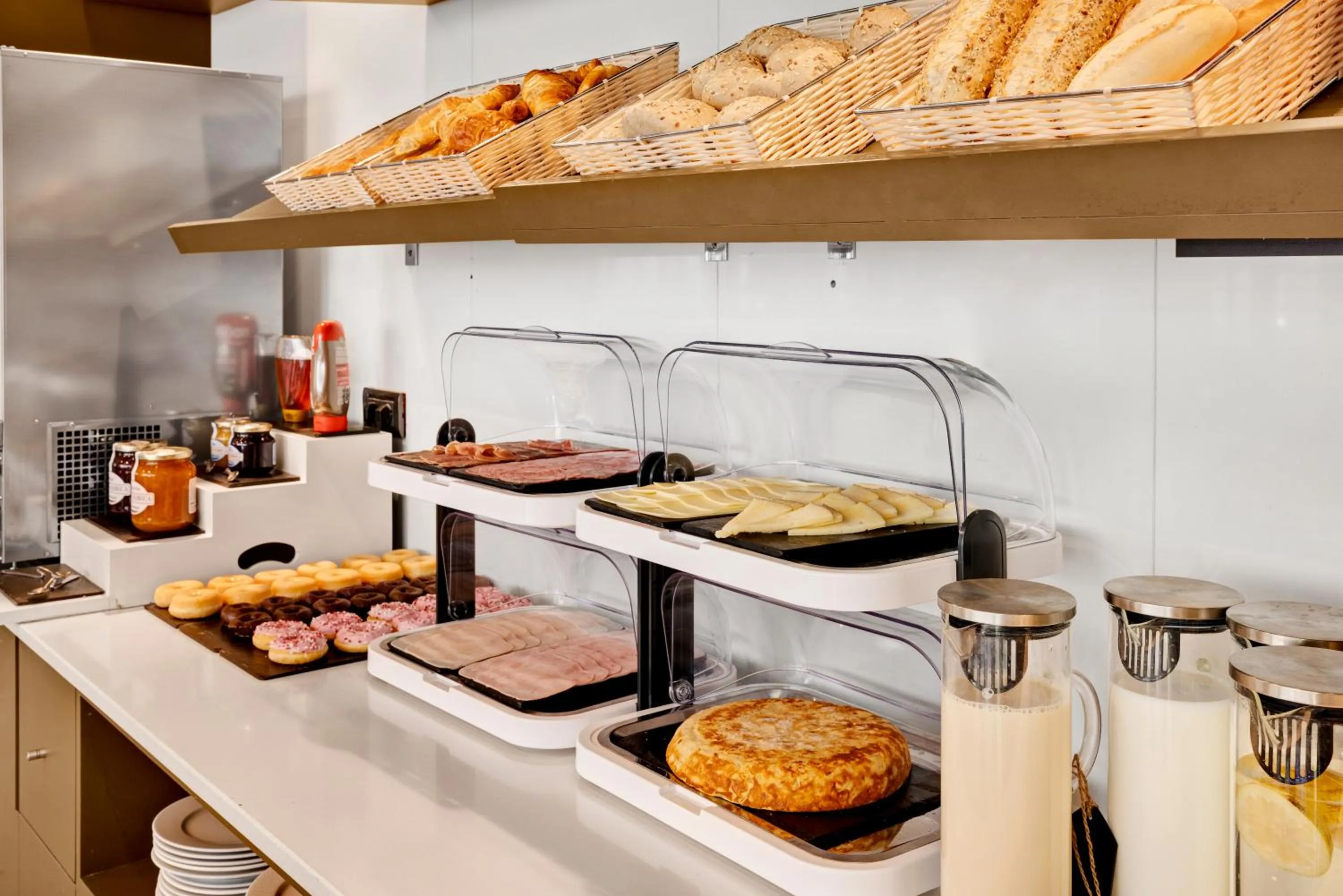 Buffet breakfast in B&B HOTEL Zaragoza Los Enlaces Estación