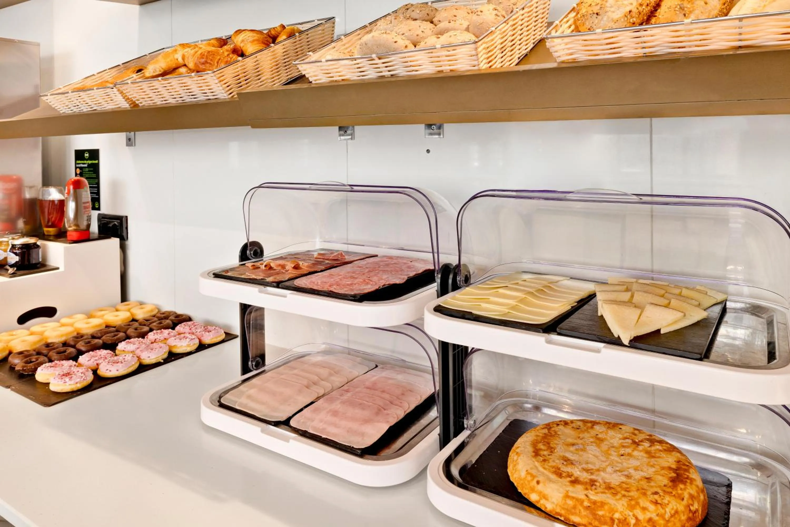 Buffet breakfast in B&B HOTEL Zaragoza Los Enlaces Estación