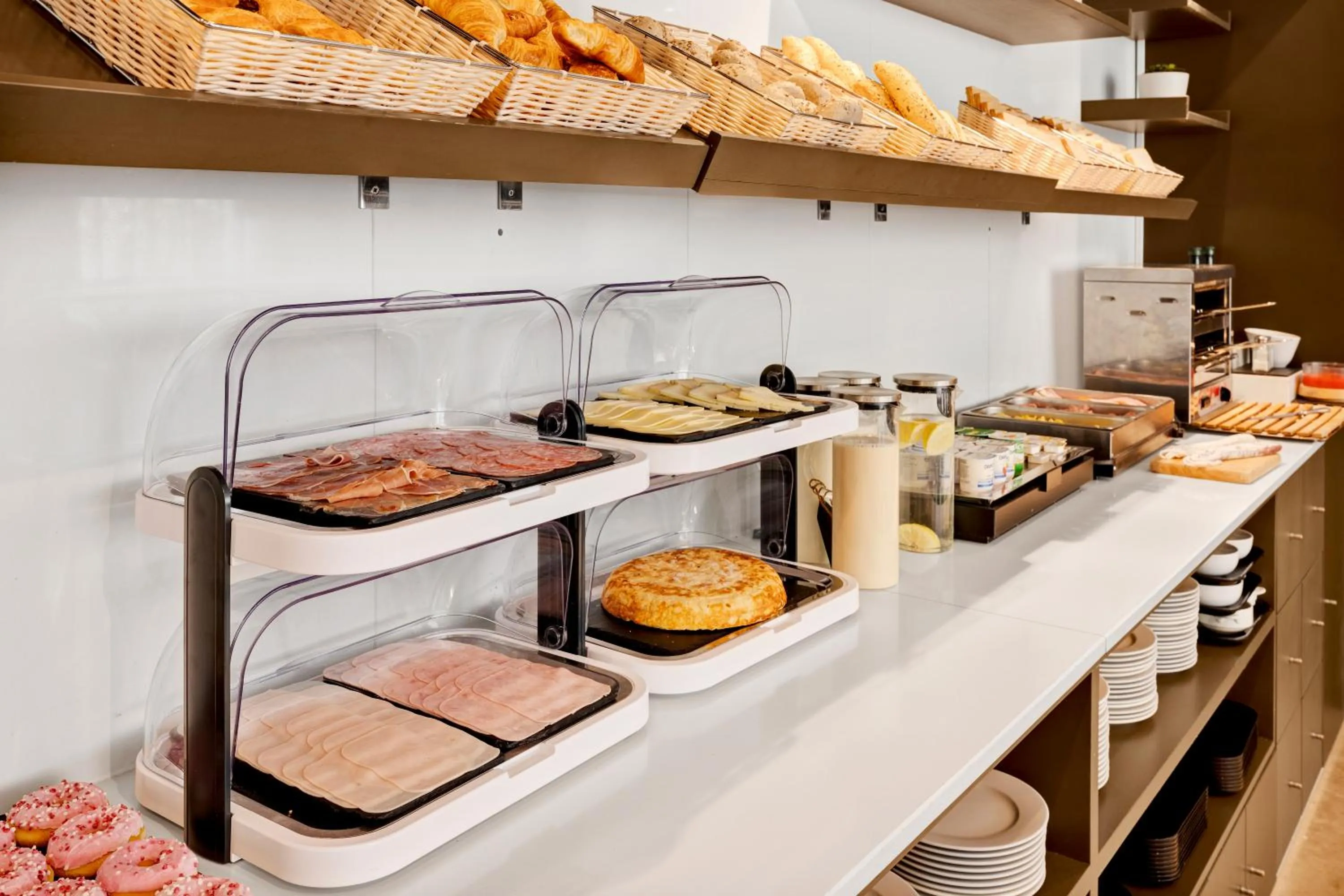 Buffet breakfast in B&B HOTEL Zaragoza Los Enlaces Estación