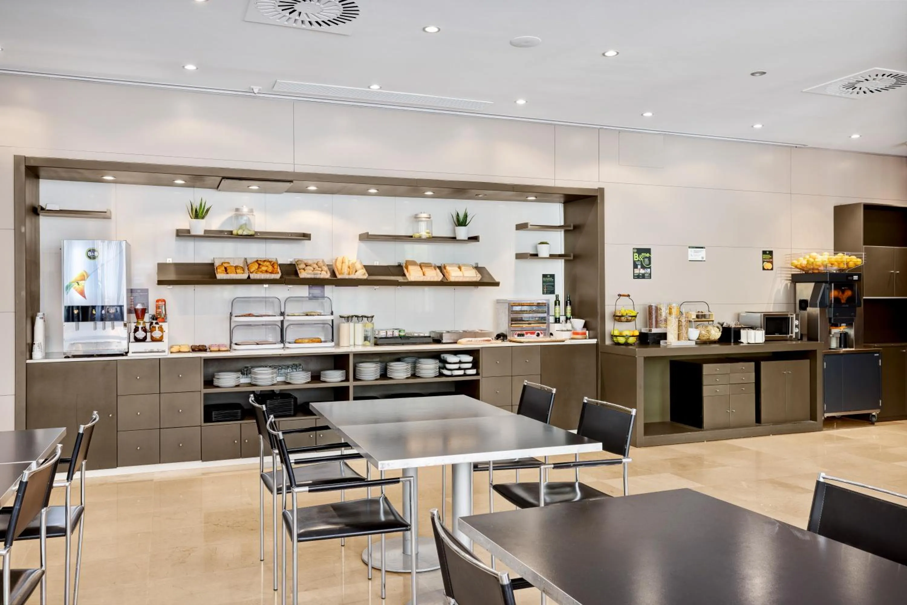 Buffet breakfast in B&B HOTEL Zaragoza Los Enlaces Estación