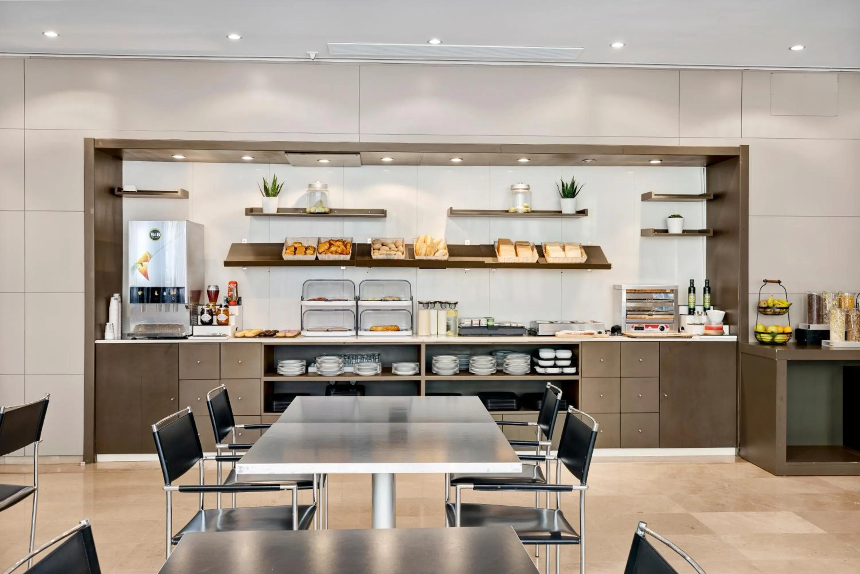 Buffet breakfast in B&B HOTEL Zaragoza Los Enlaces Estación