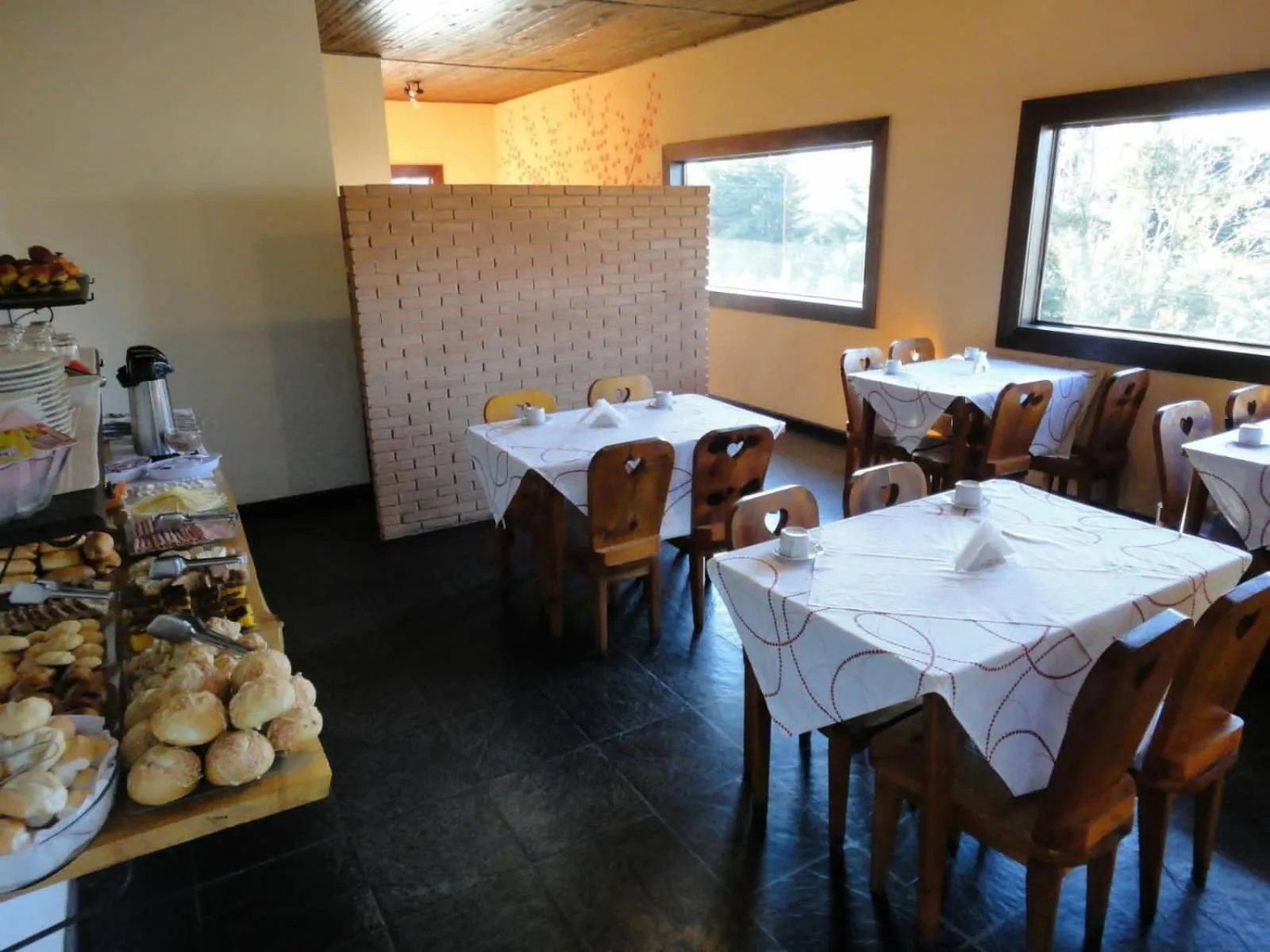 Restaurant/places to eat in Pousada Atalaia