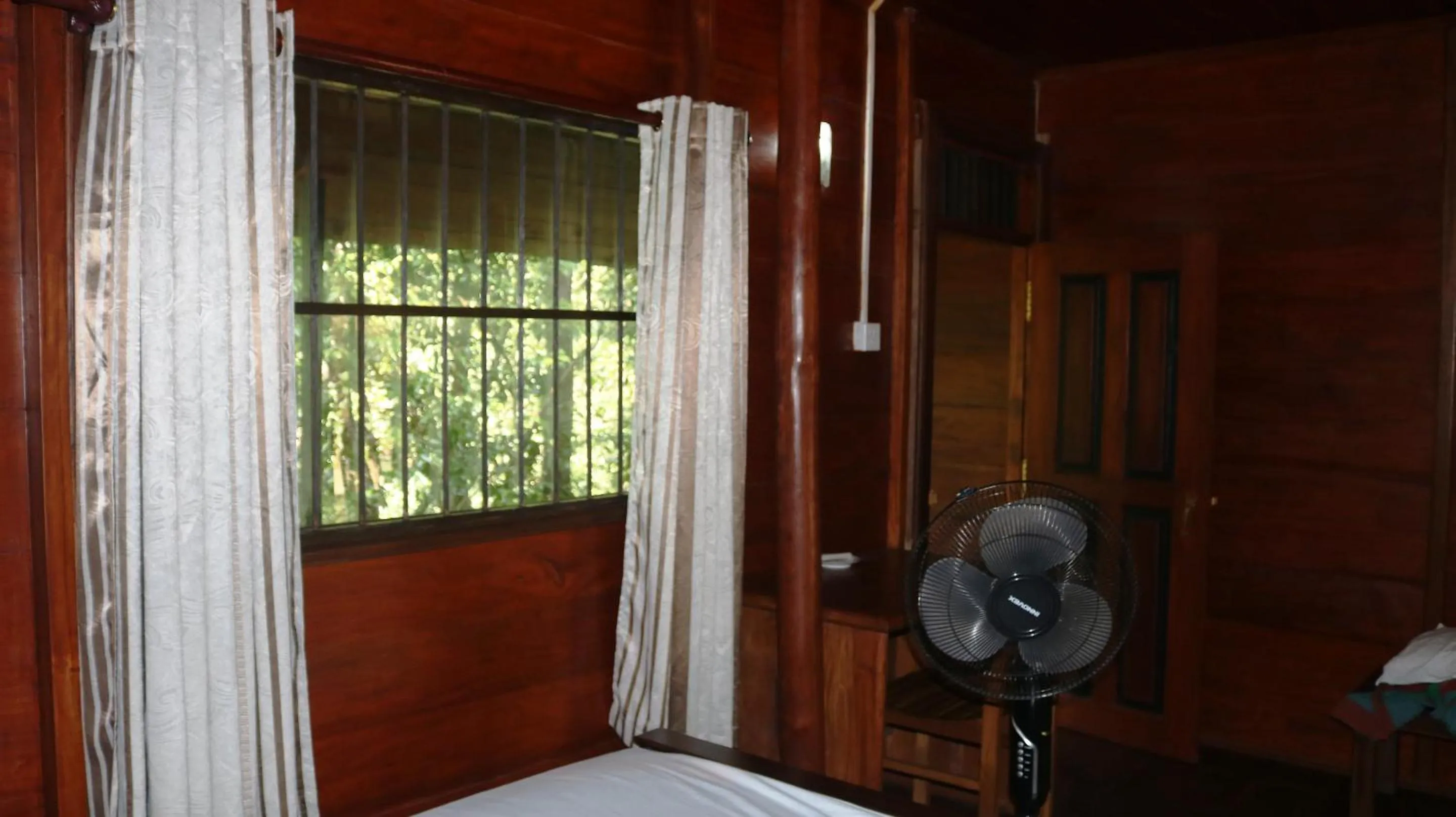 Bedroom, Bed in Birds Paradise Hotel