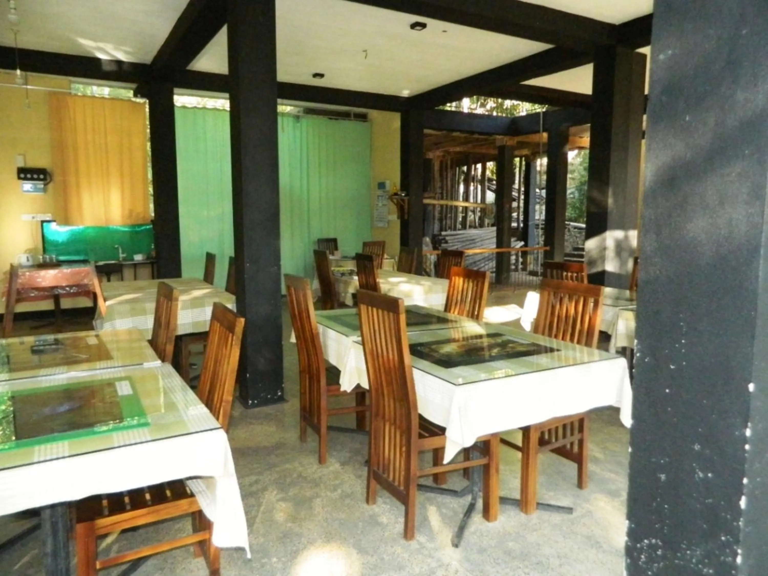 Restaurant/places to eat in Birds Paradise Hotel