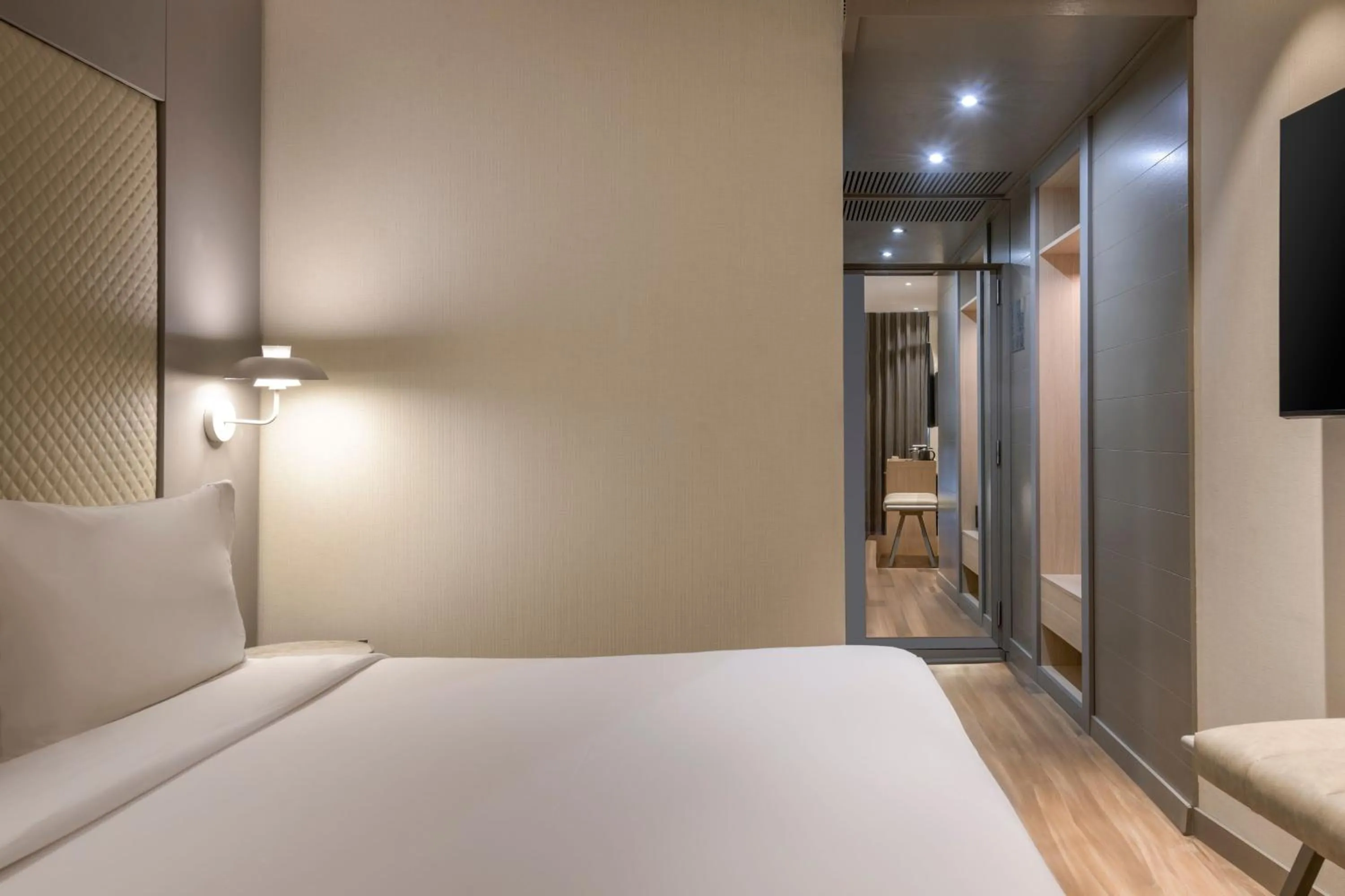 Photo of the whole room, Bed in AC Hotel Som by Marriott