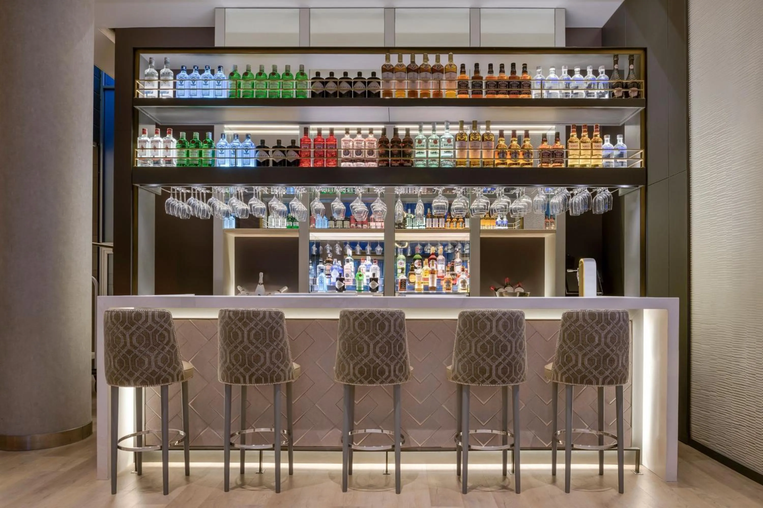 Lounge or bar in AC Hotel Som by Marriott