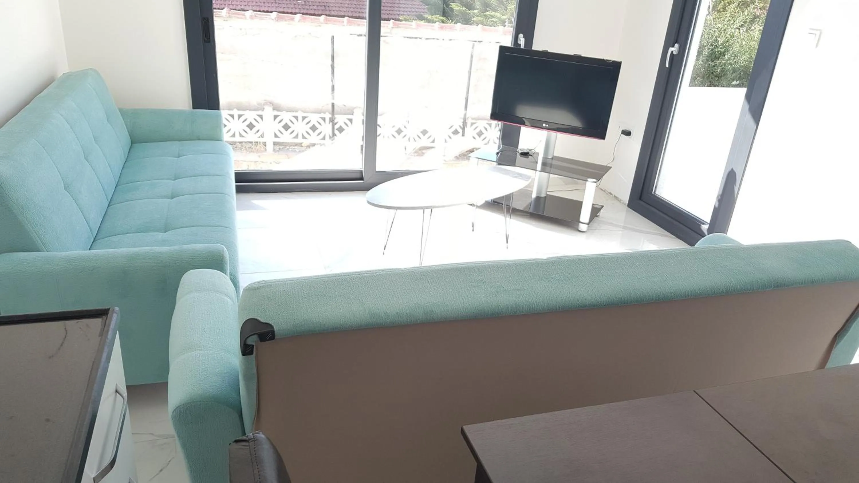 Communal lounge/ TV room in Çeşme holiday homes