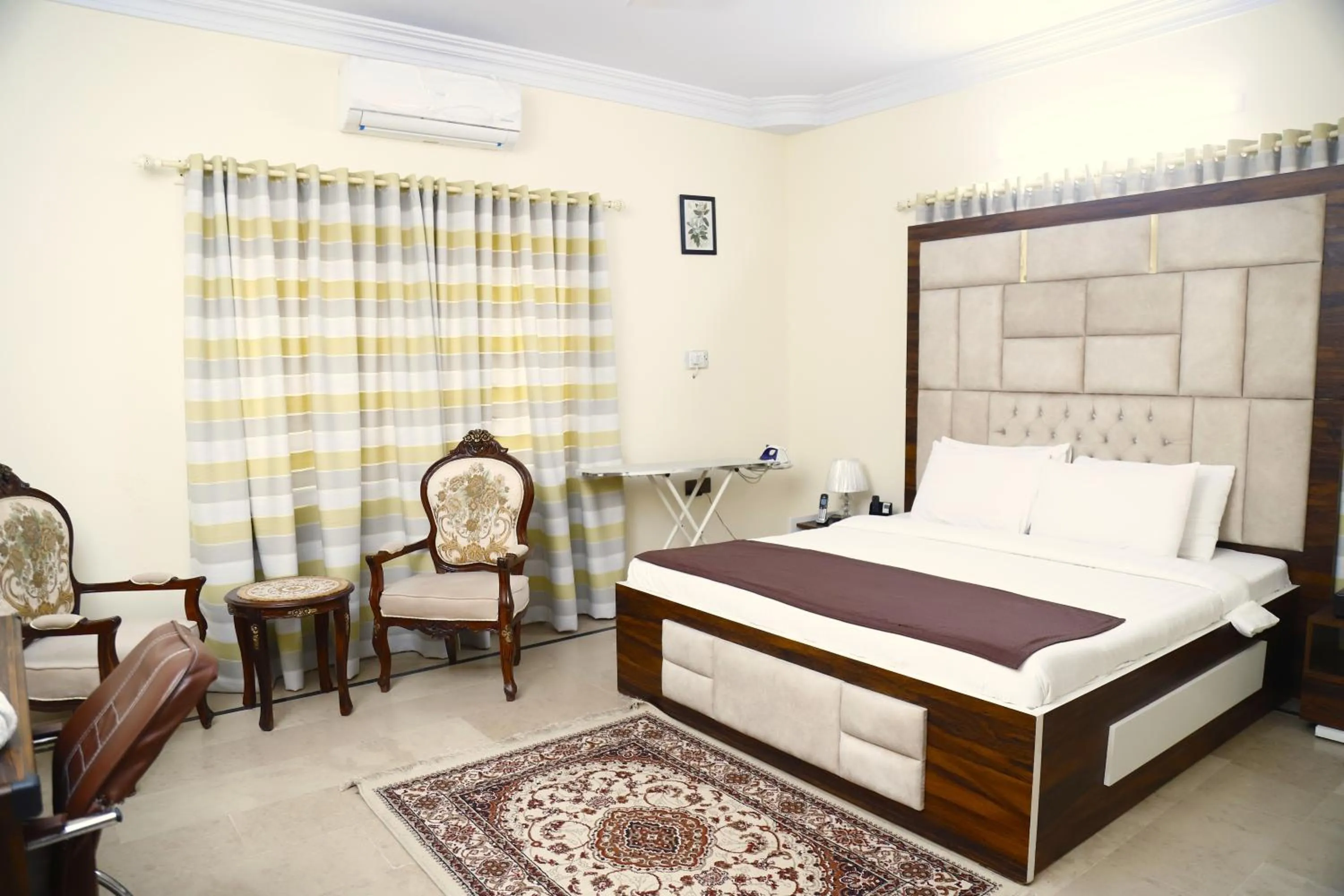 Photo of the whole room in Waypoint Hotel