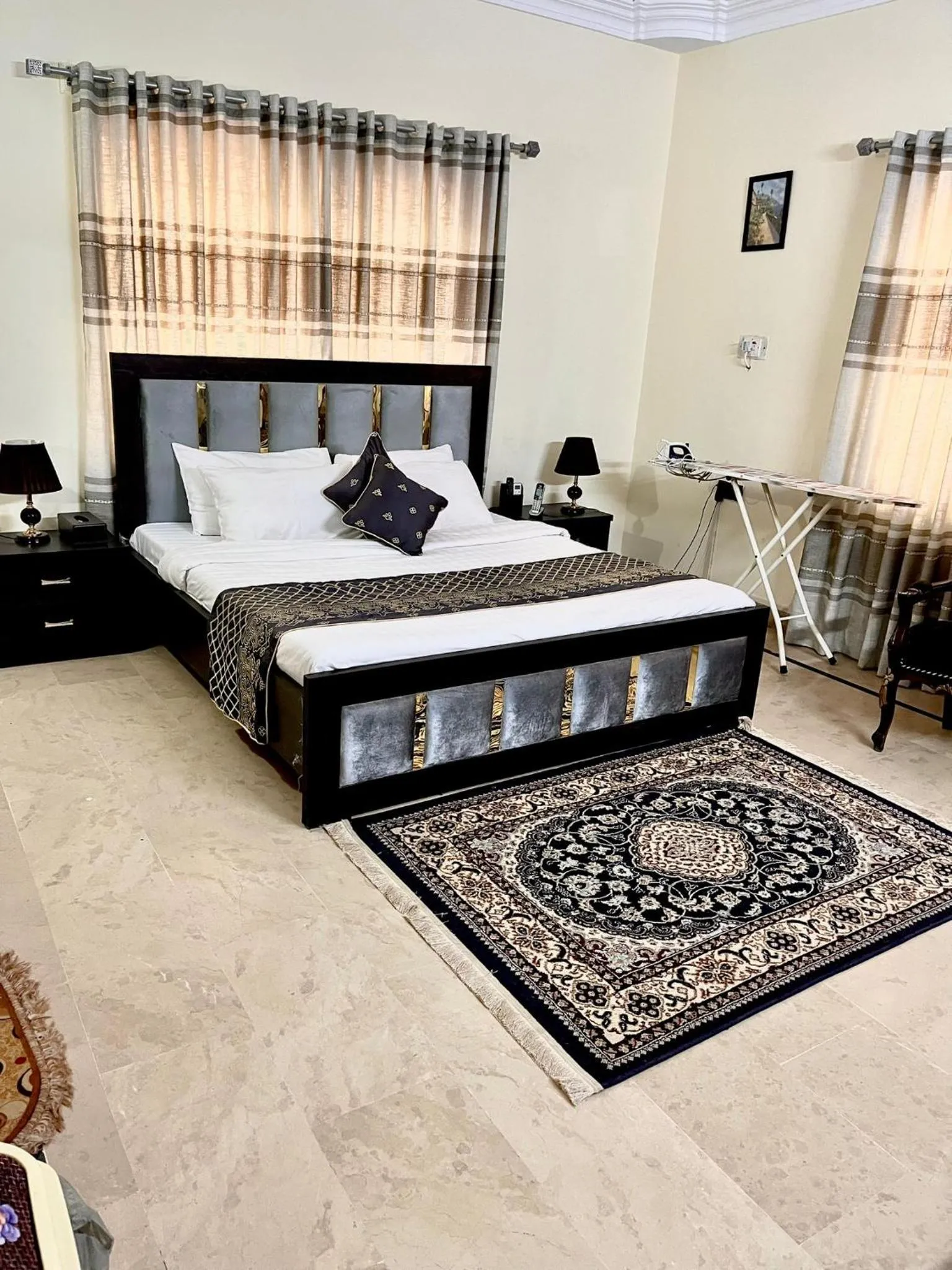 Photo of the whole room in Waypoint Hotel