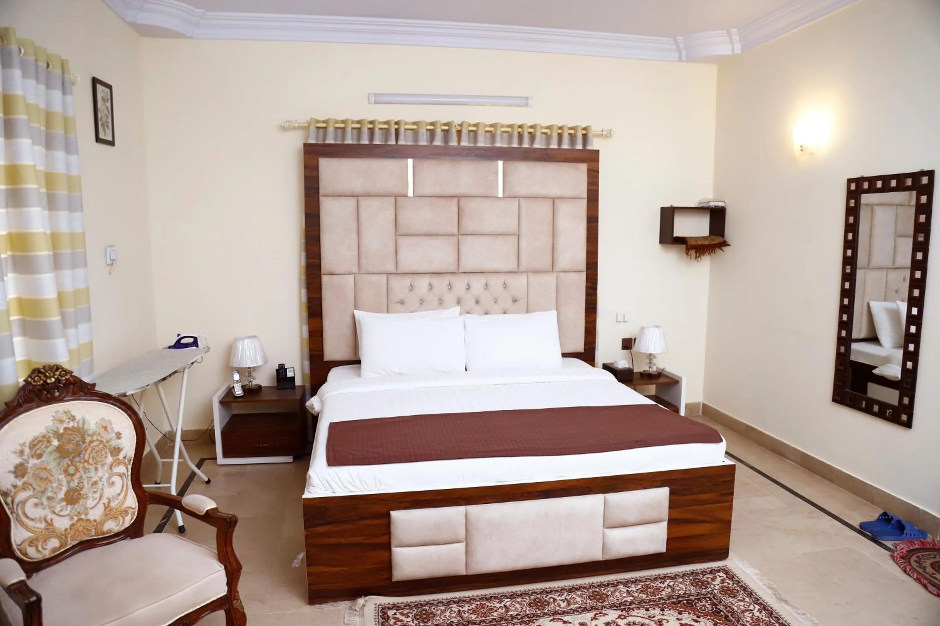 Photo of the whole room in Waypoint Hotel