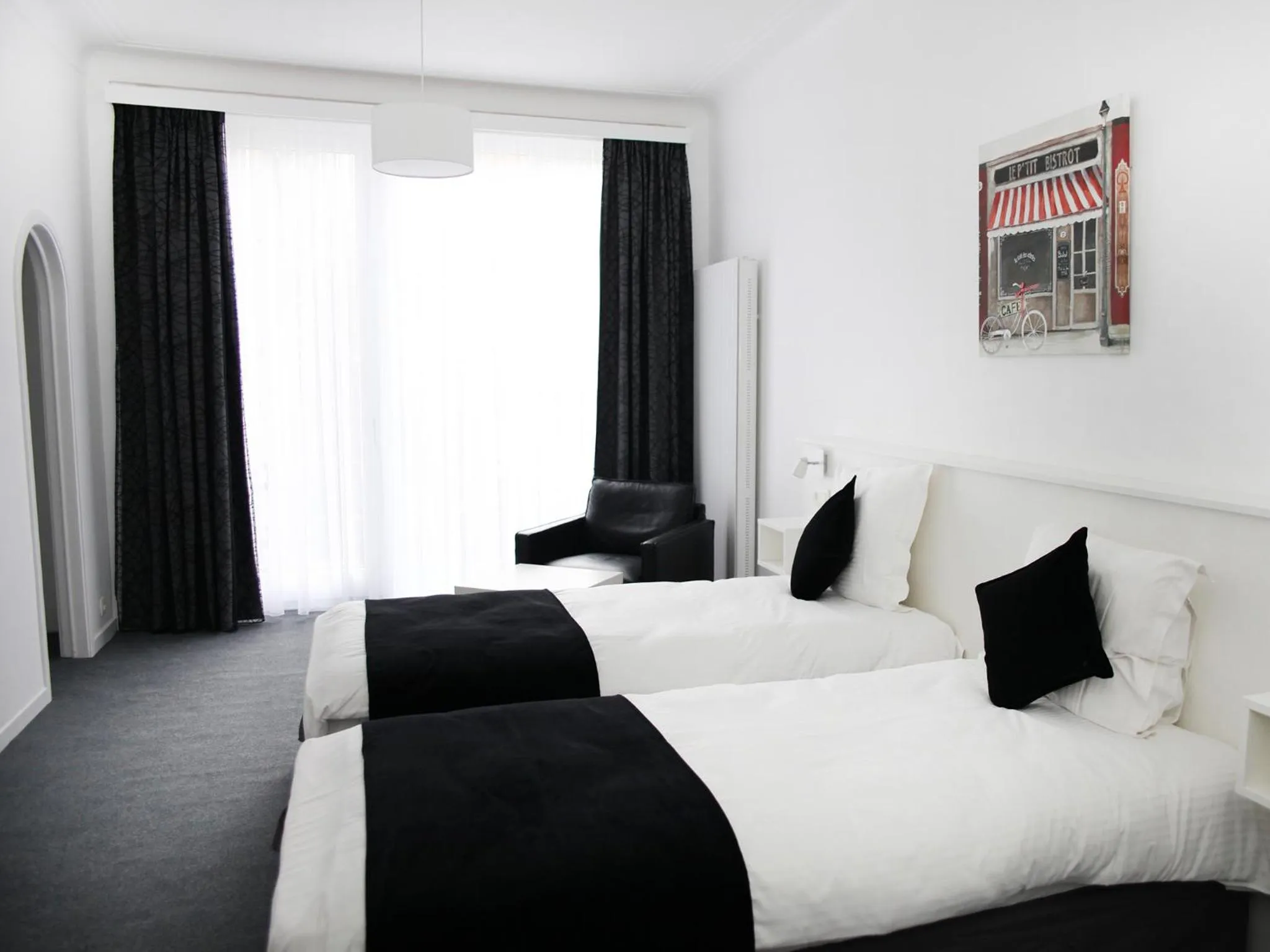 Bed in Hotel Satellite