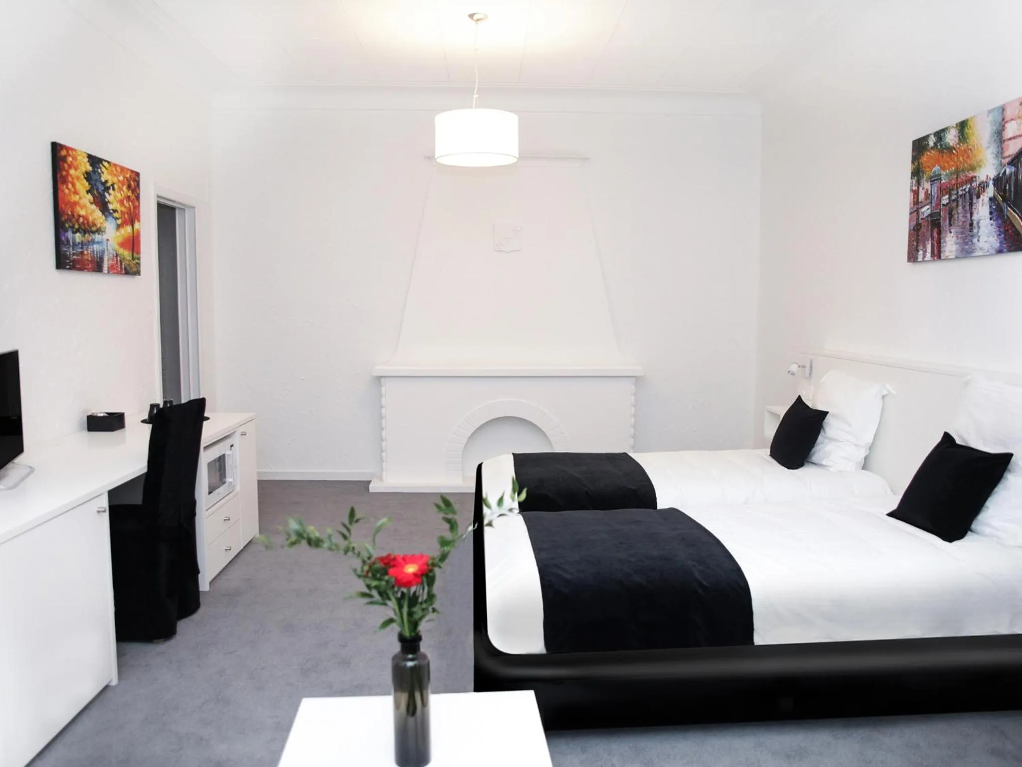 Photo of the whole room, Bed in Hotel Satellite