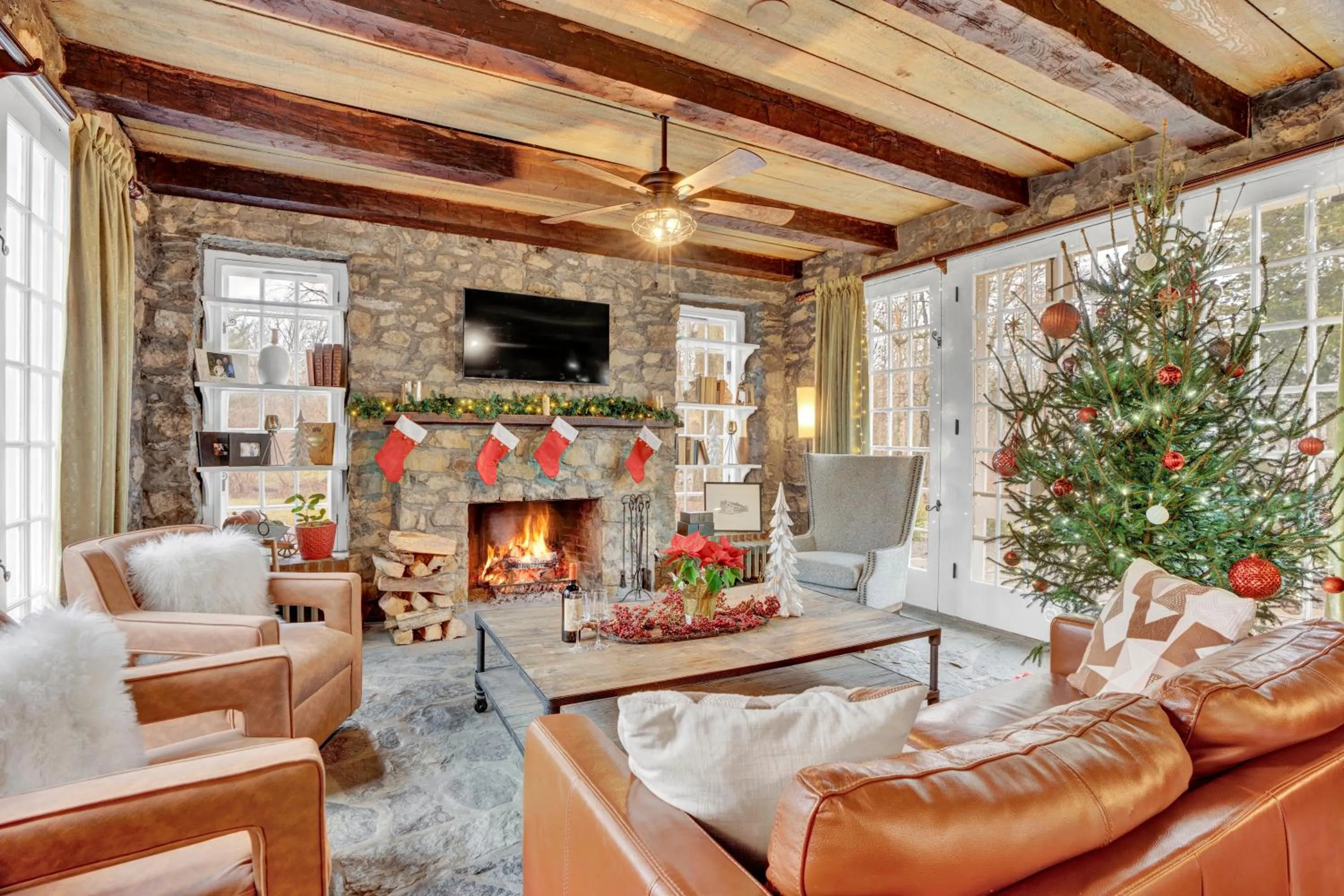 Communal lounge/ TV room in Chimney Hill Estate Inn