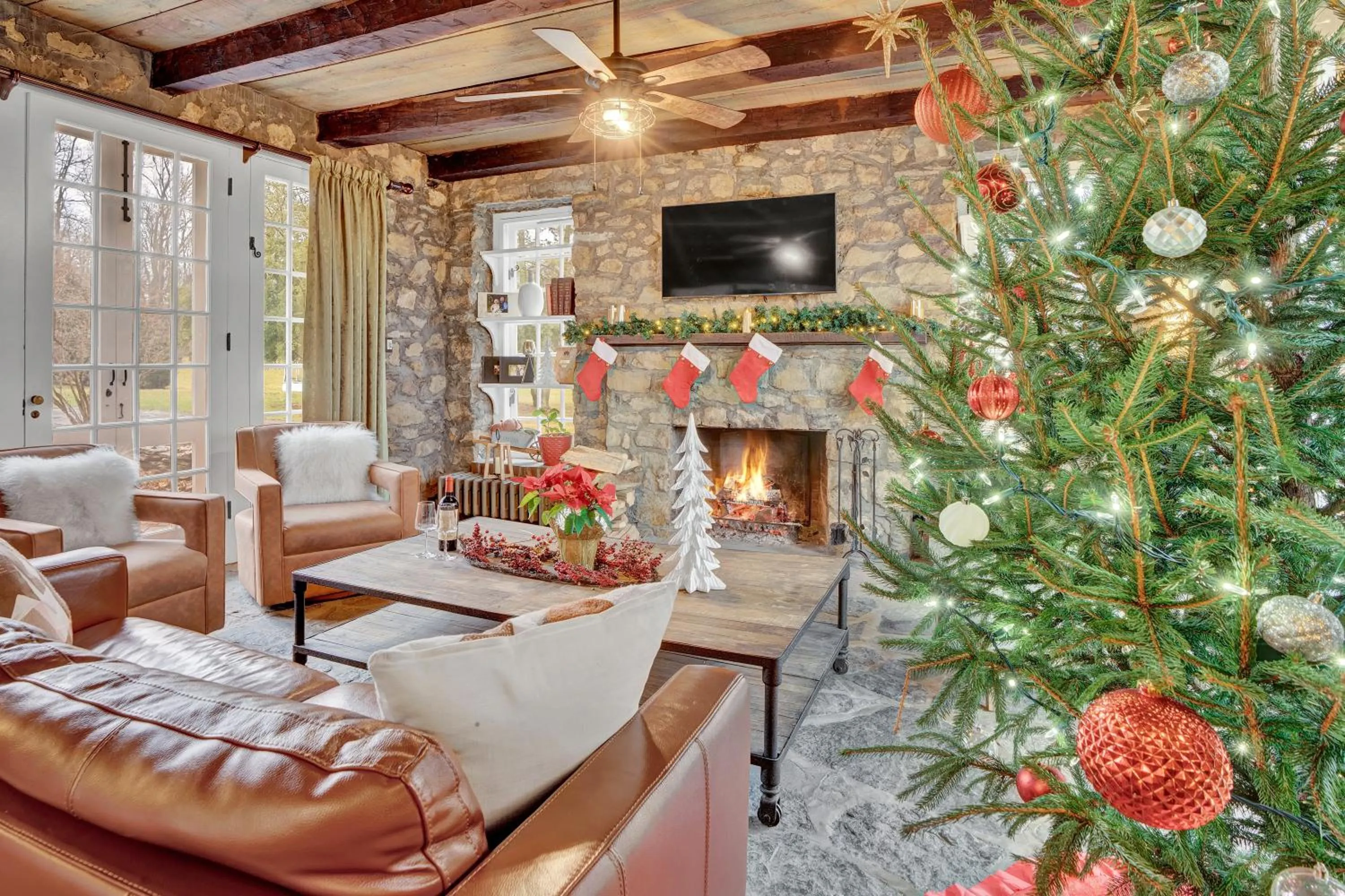 Communal lounge/ TV room in Chimney Hill Estate Inn