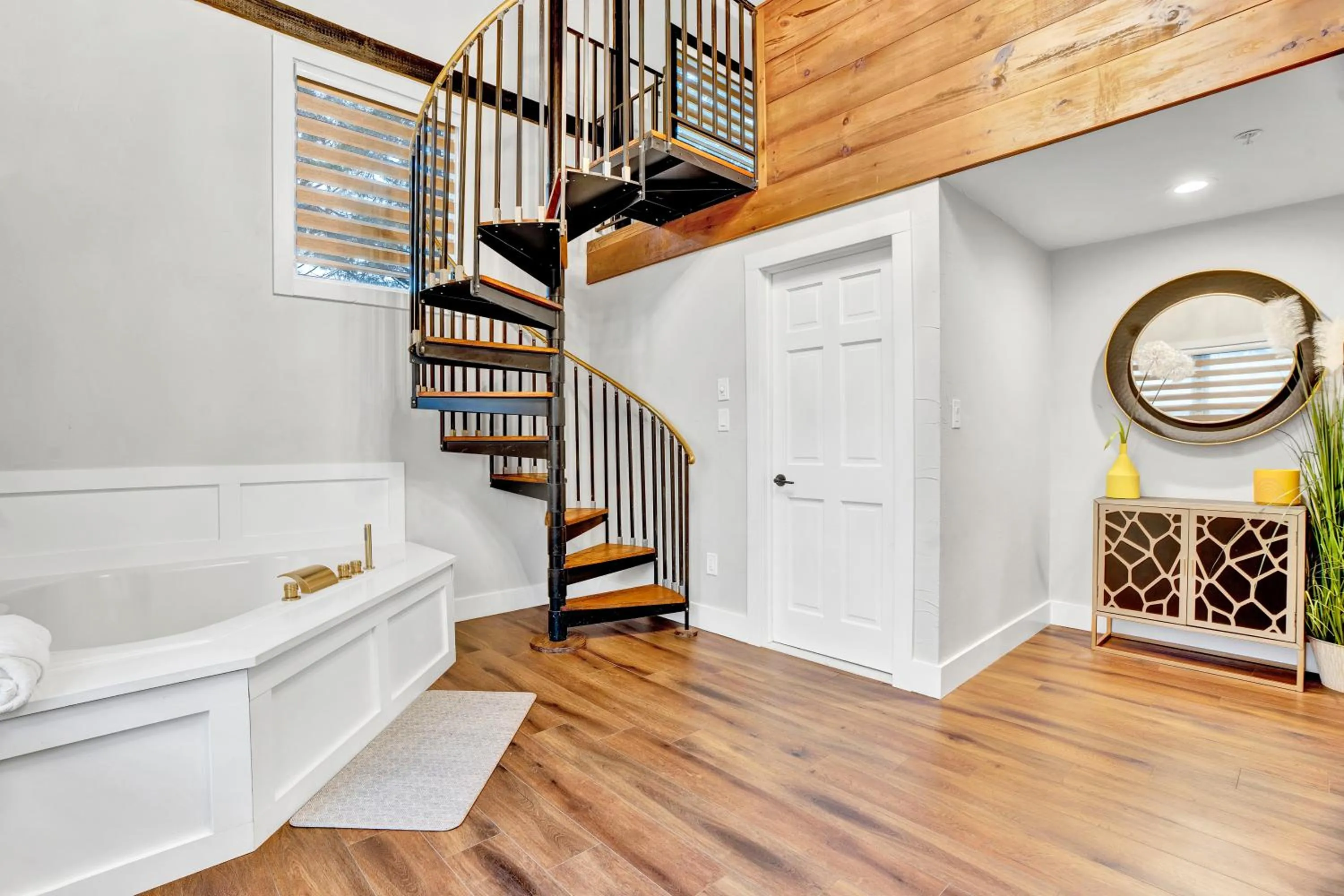 Hot Tub in Chimney Hill Estate Inn