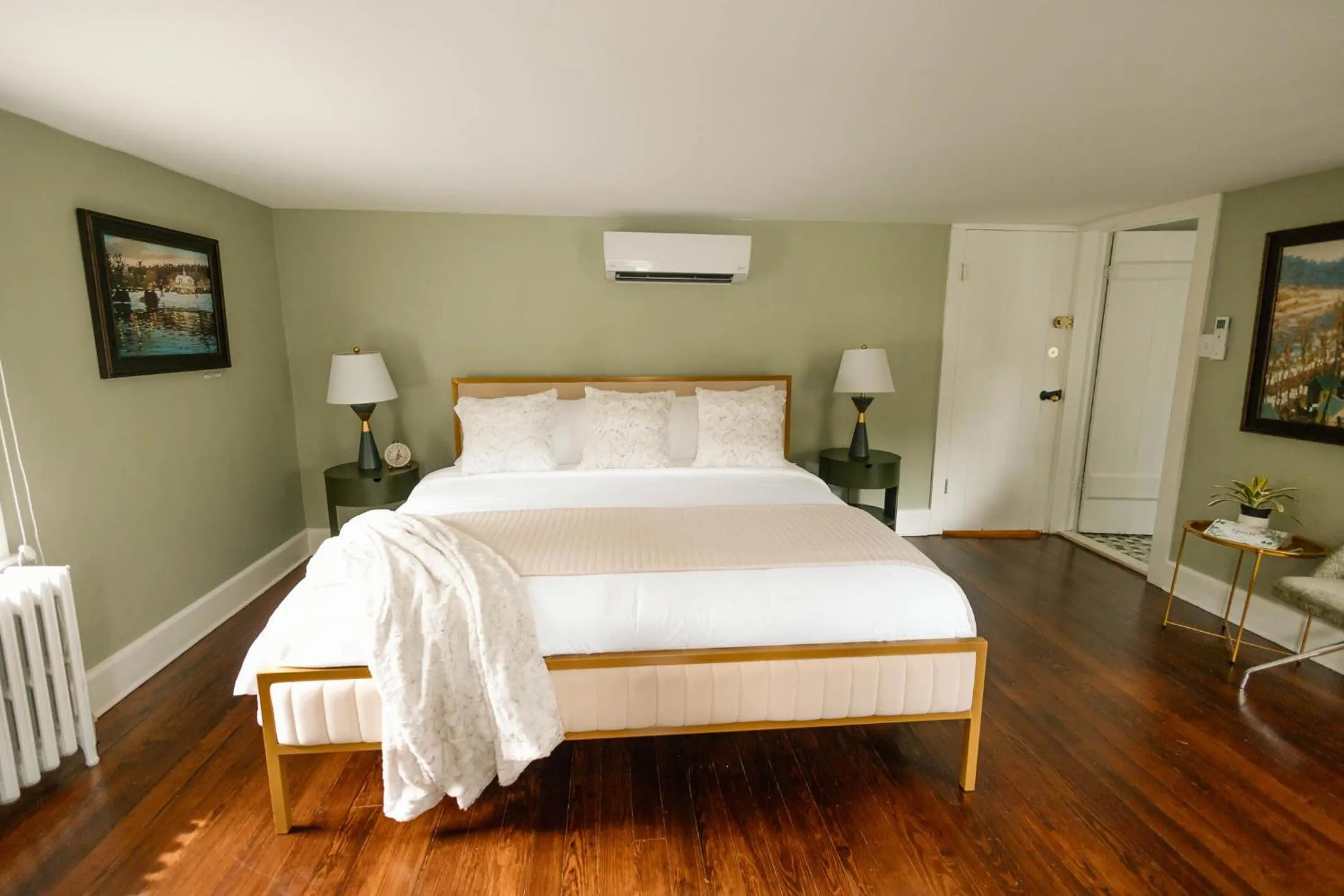 Bed in Chimney Hill Estate Inn