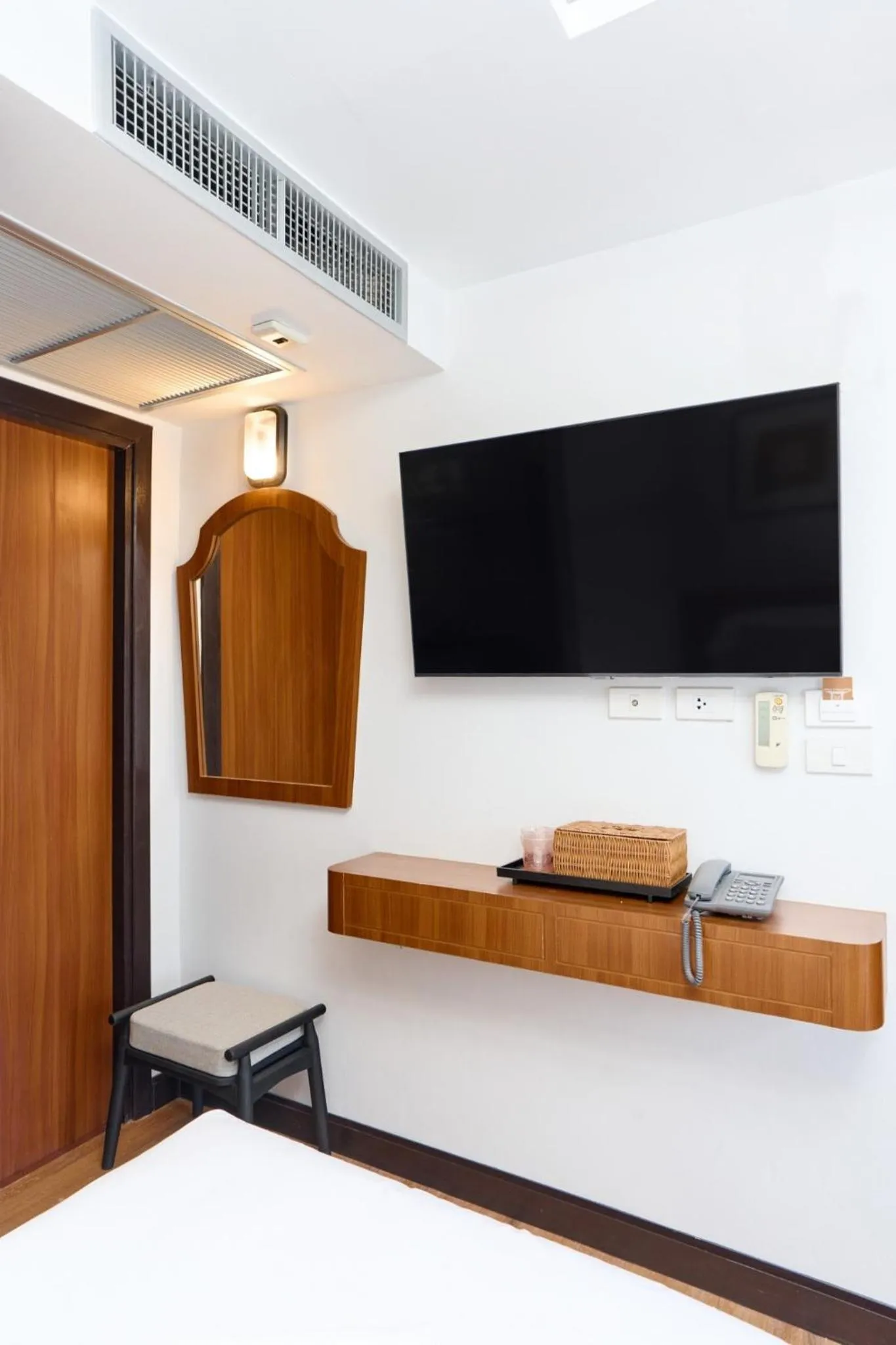 Photo of the whole room, Bed in Be Phrasingh Hotel Chiang Mai