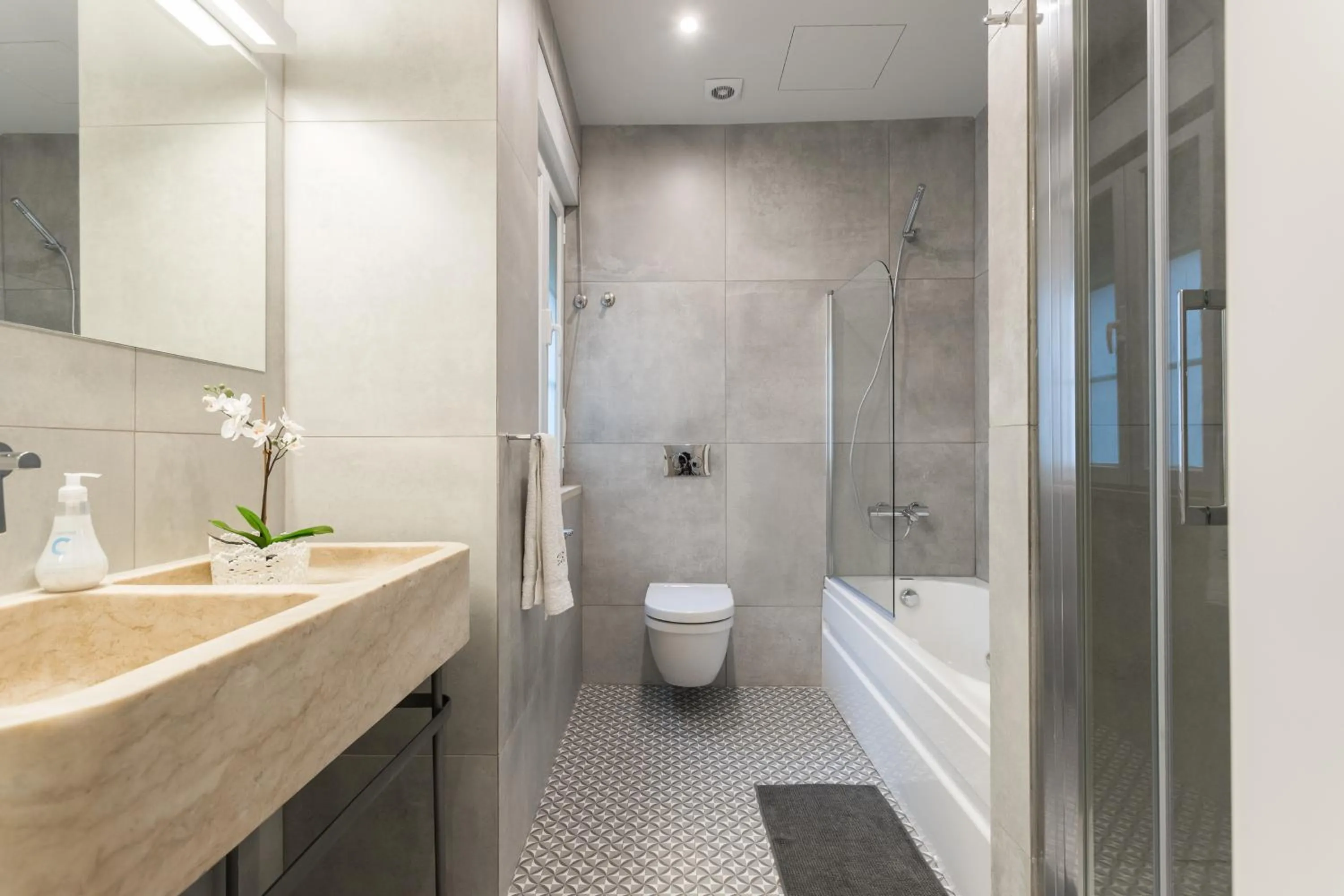 Shower in Cruz Apartments