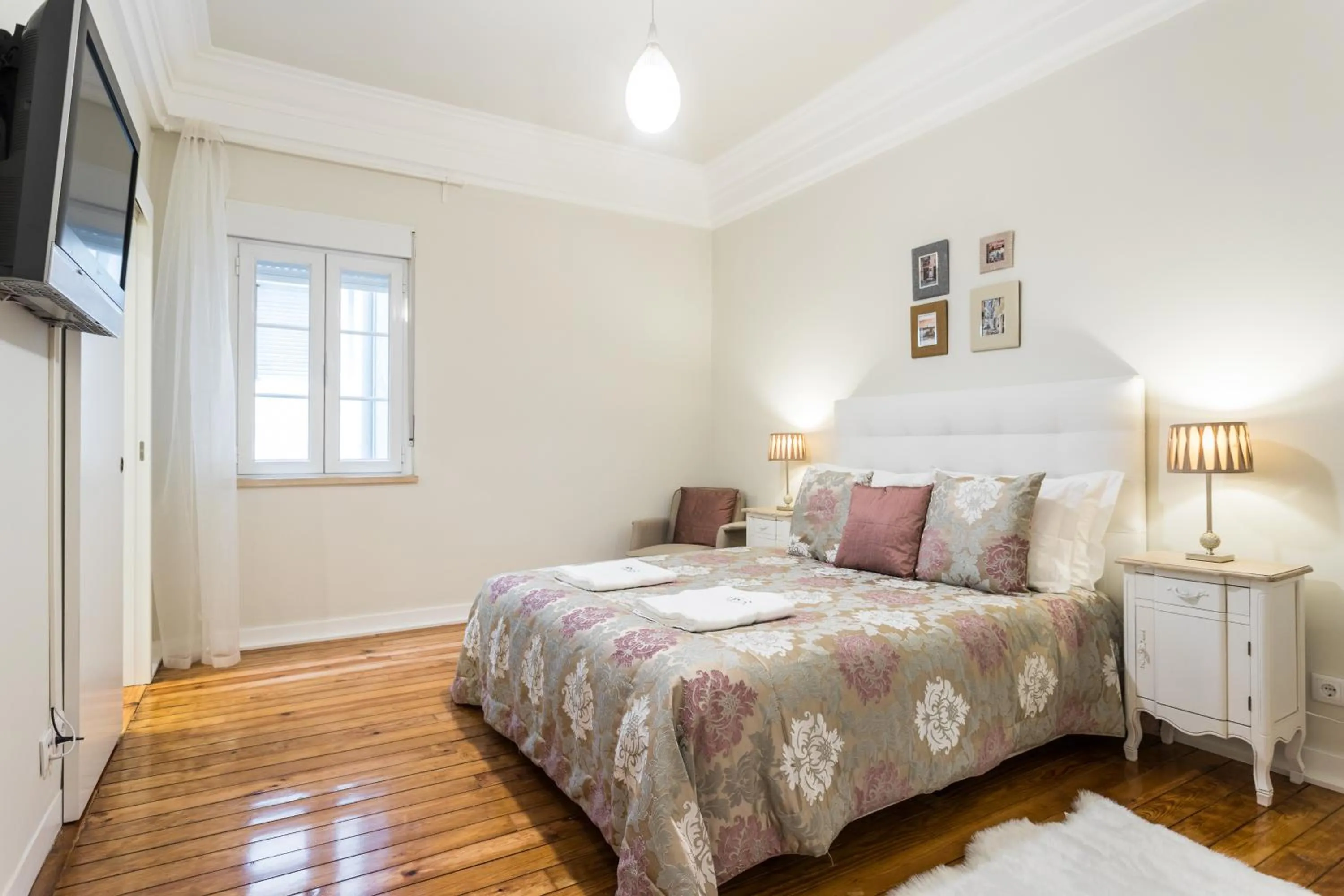 Bed in Cruz Apartments