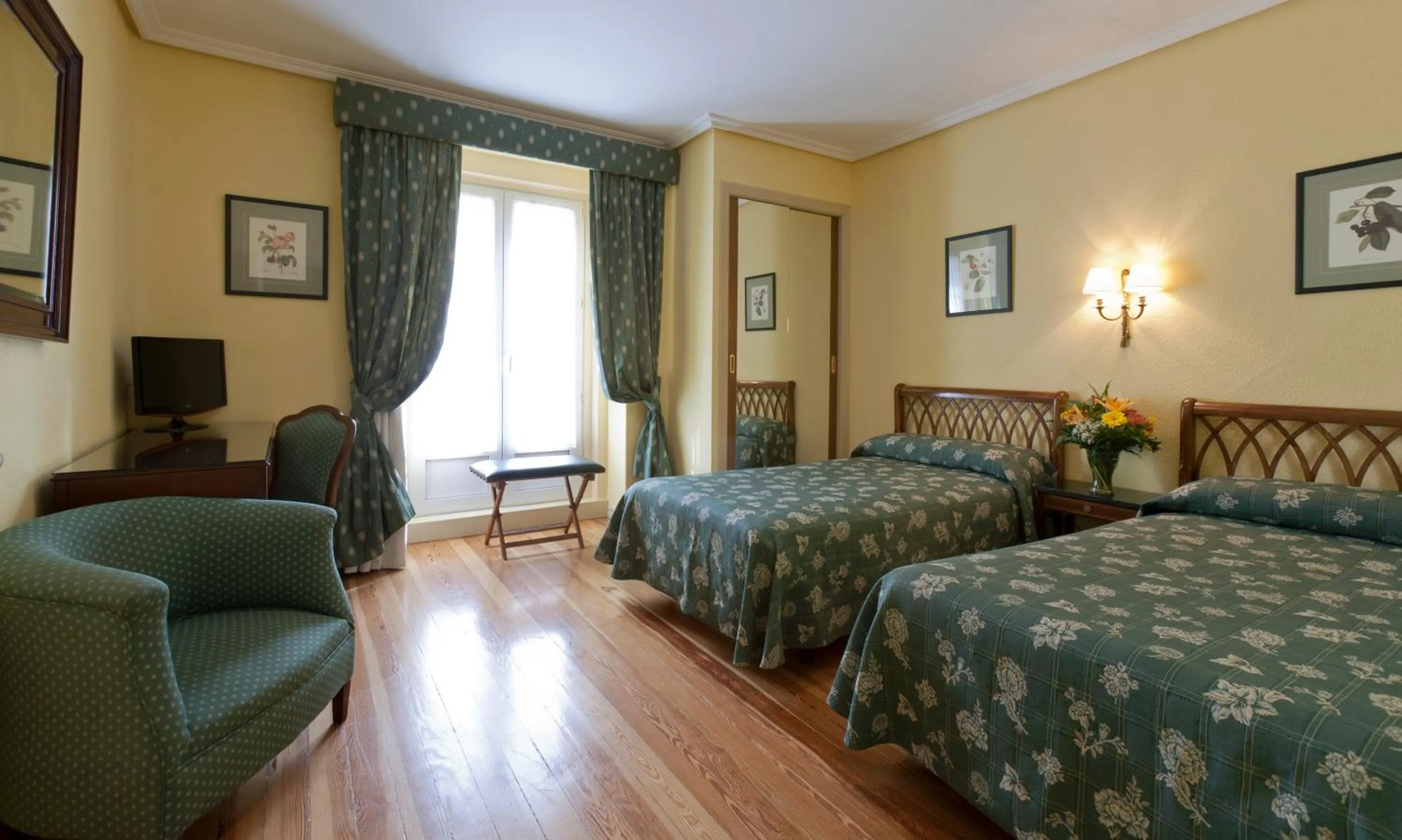 Bedroom, Bed in Hotel Norte y Londres