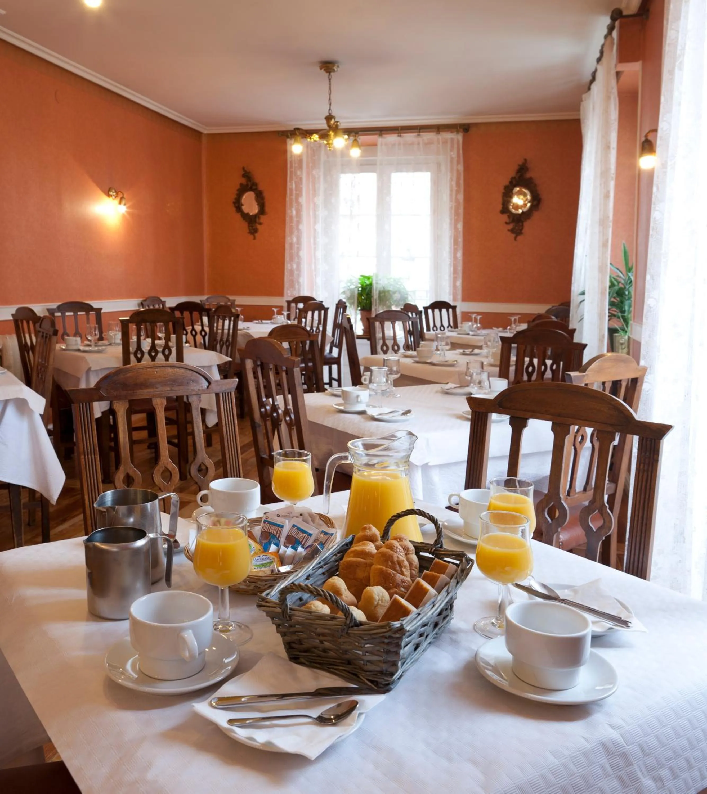 Restaurant/places to eat in Hotel Norte y Londres