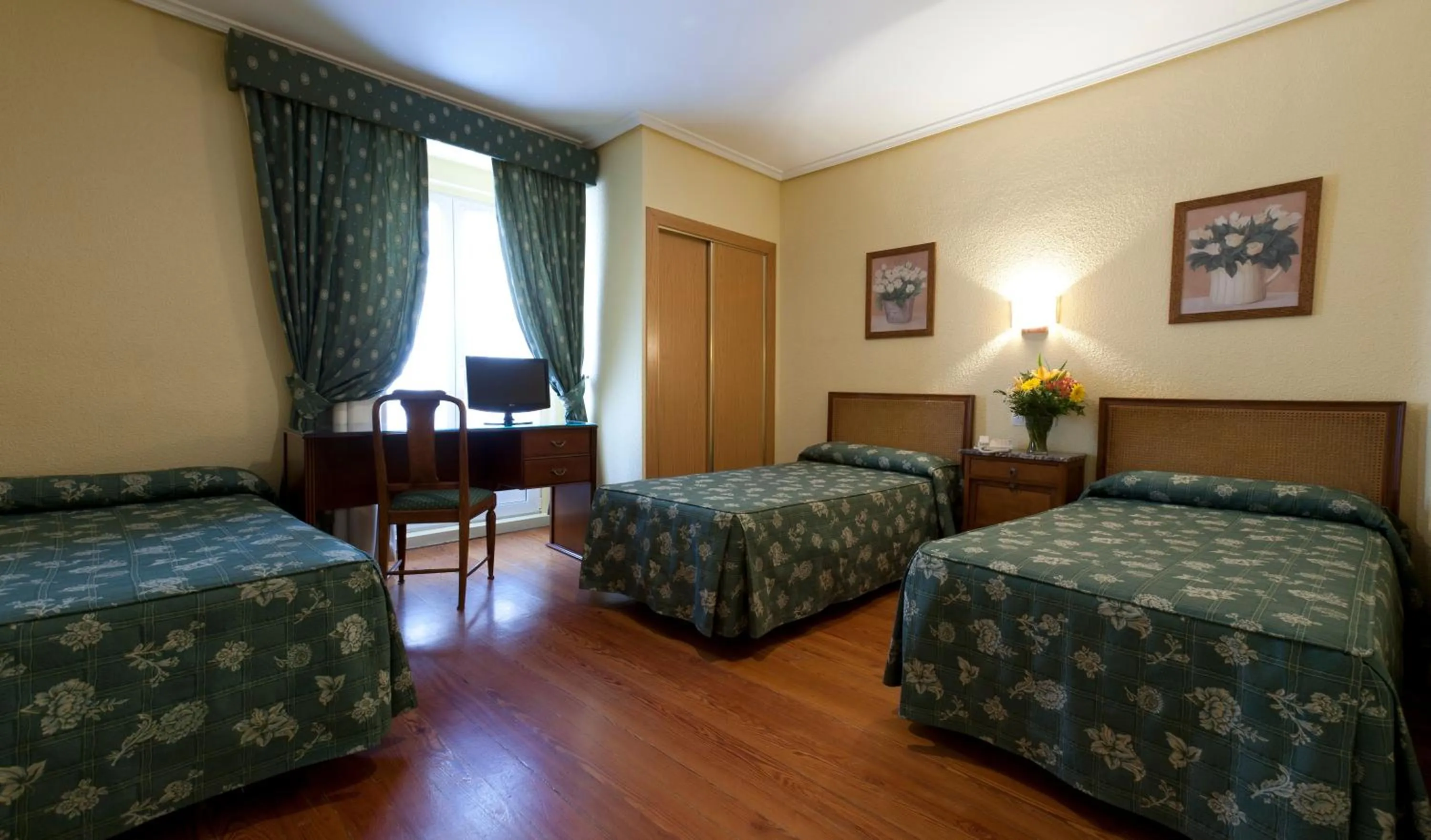 Bedroom, Bed in Hotel Norte y Londres