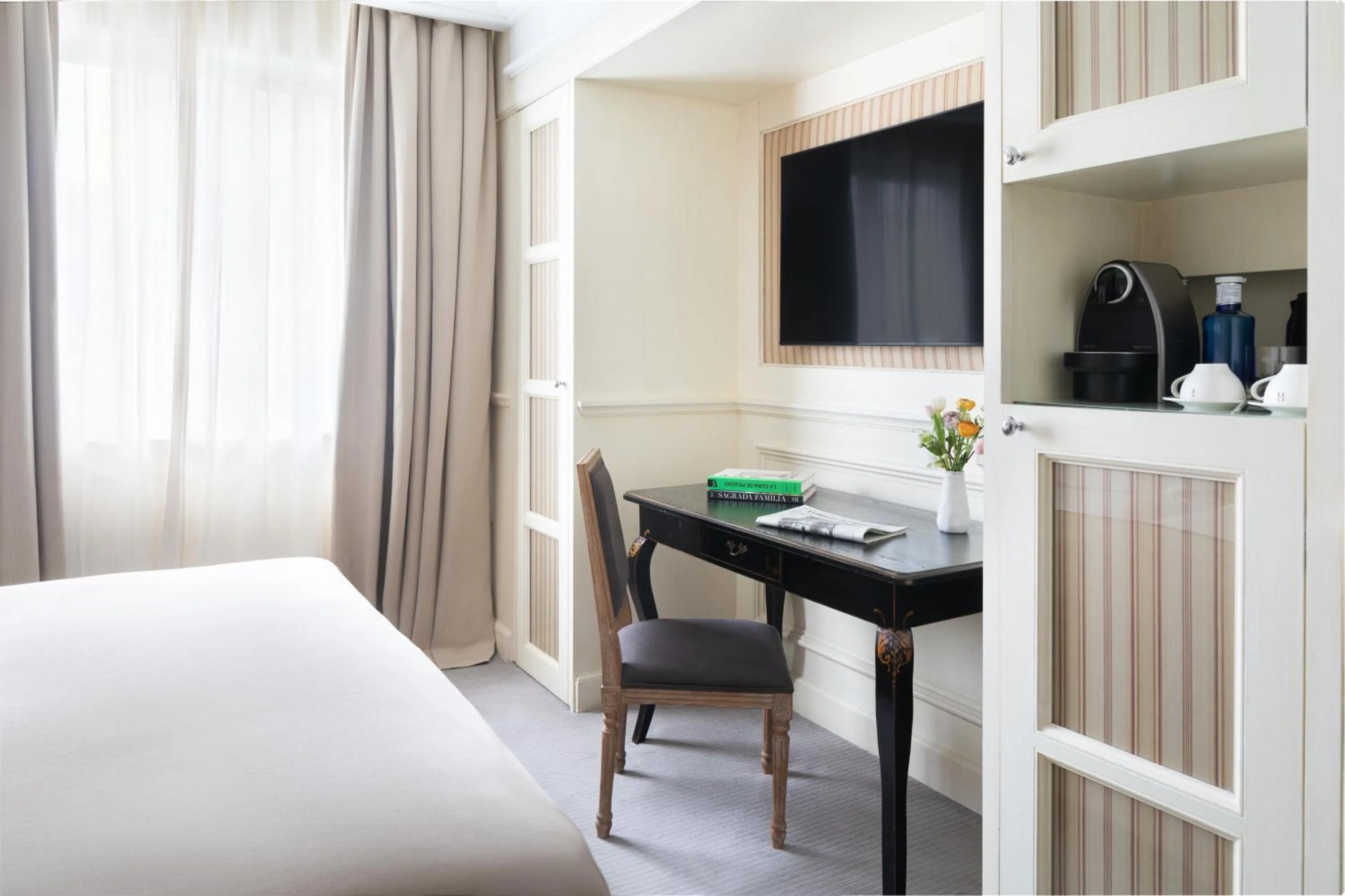 Photo of the whole room, Bed in Majestic Hotel & Spa Barcelona GL