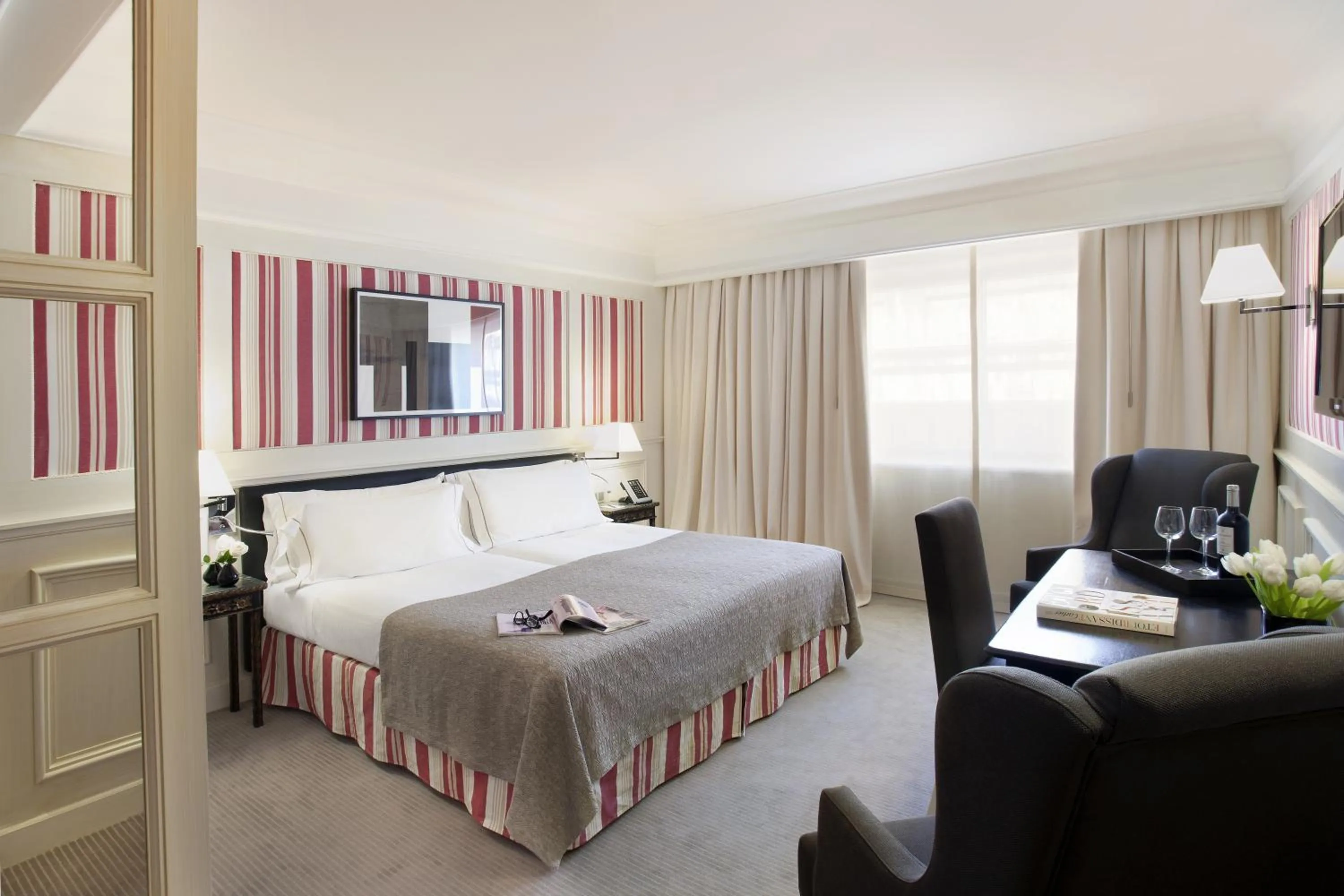 Photo of the whole room, Bed in Majestic Hotel & Spa Barcelona GL